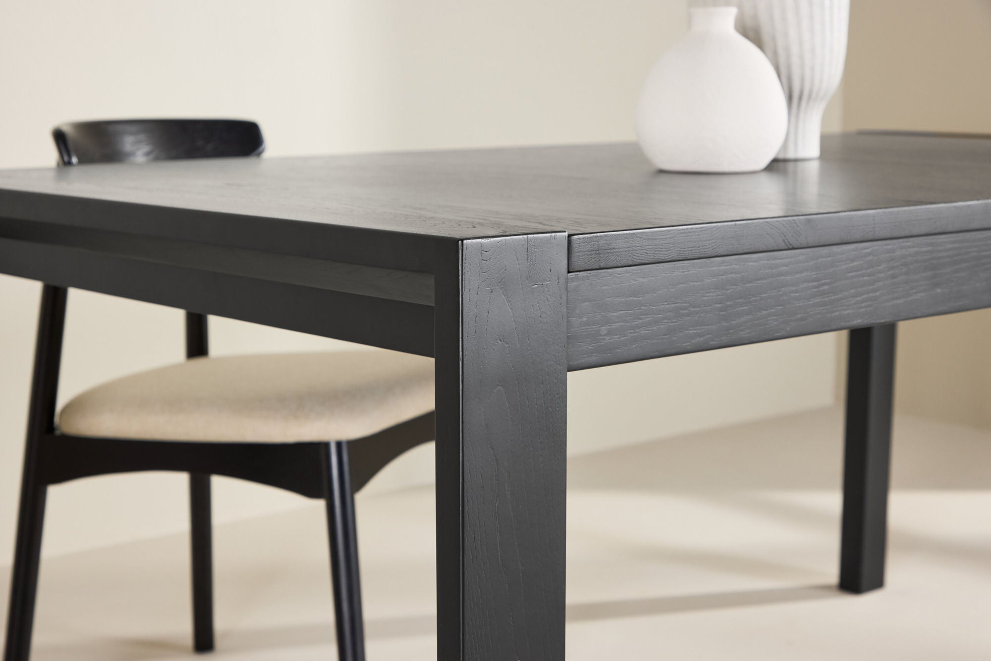 Vind Slider spisebord 250x95x75 cm - Black / Solid Oak Veneer