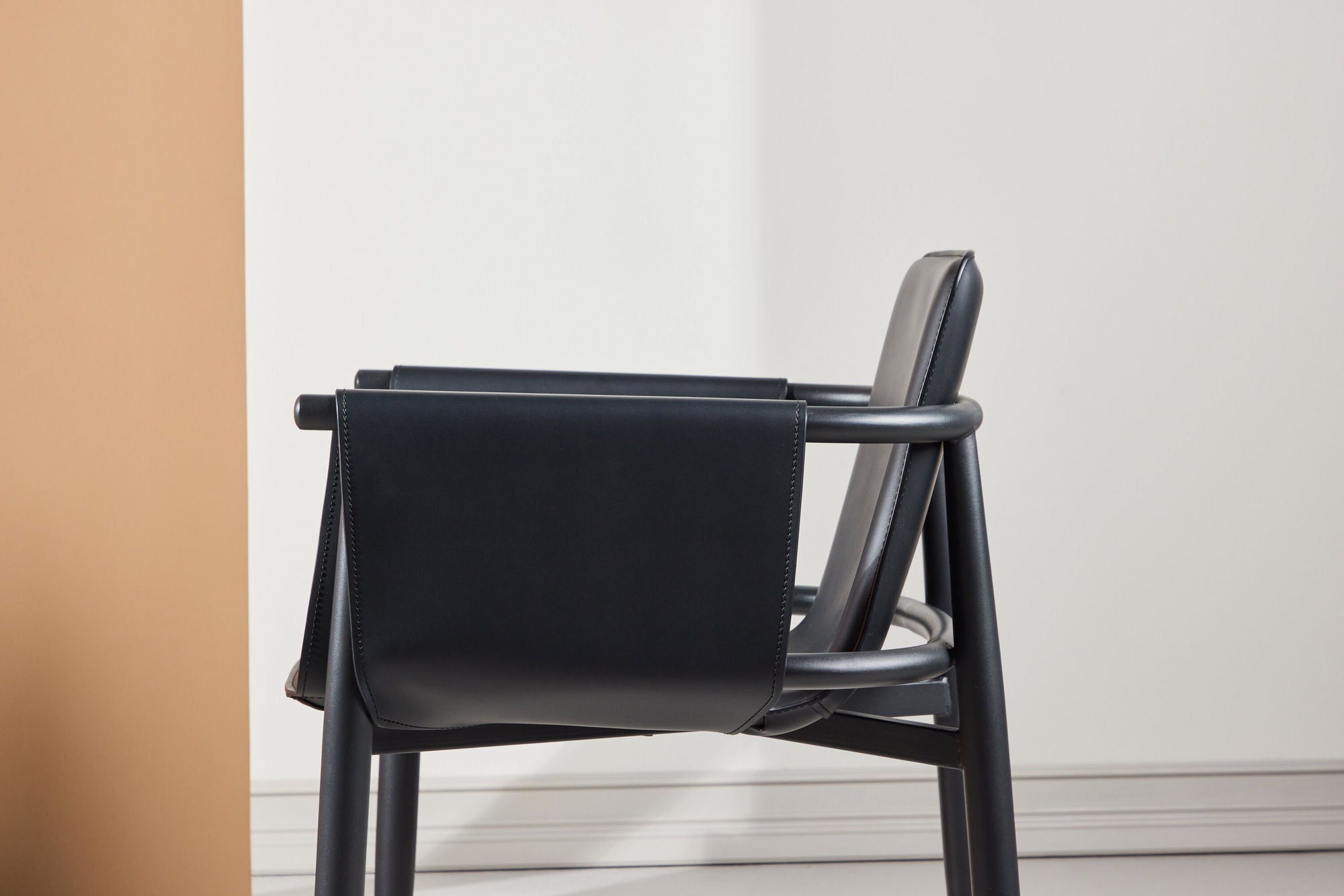 Vind Bjäre Armchair 60x61x78 cm - Metal Frame / Black PU