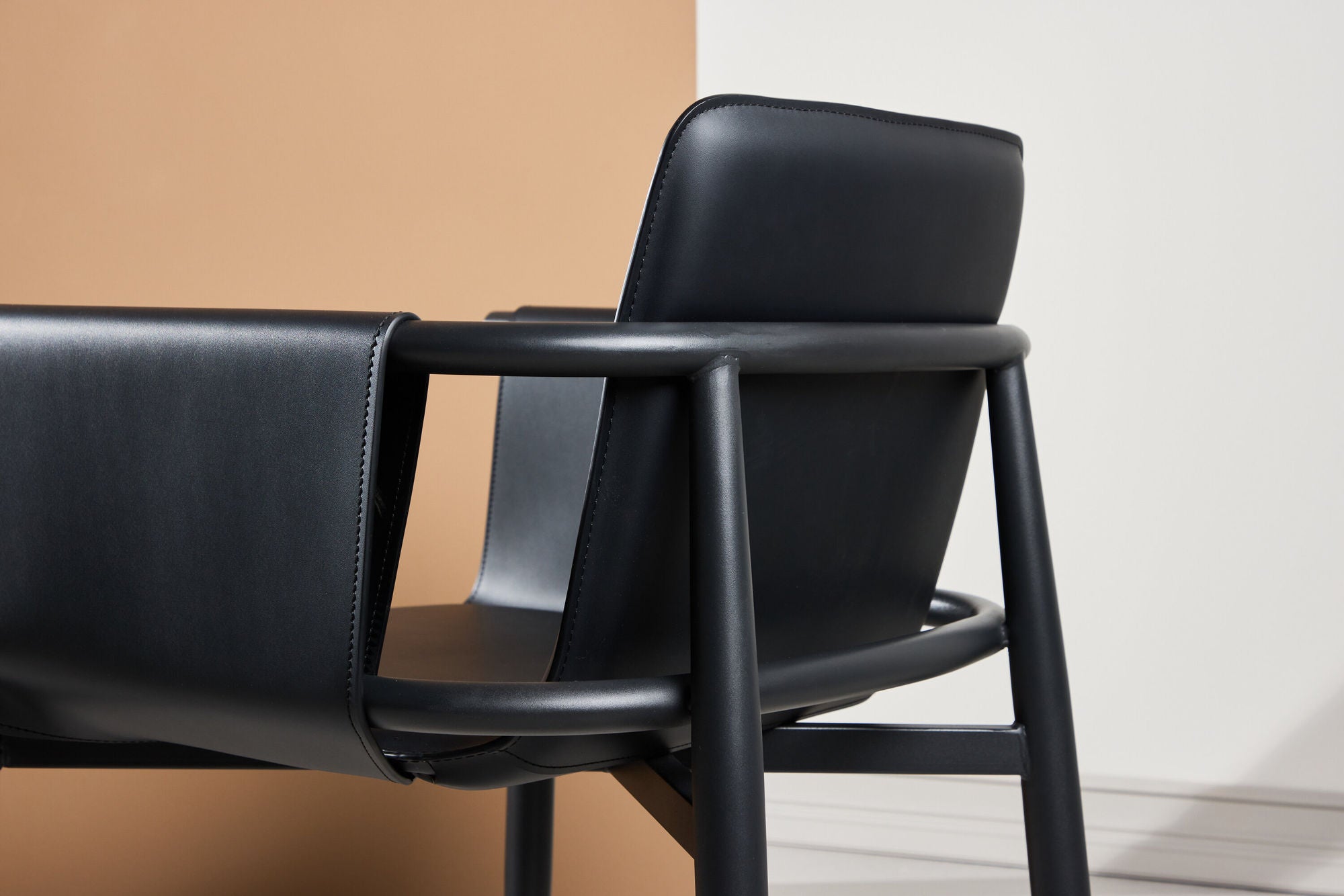Vind Bjäre Armchair 60x61x78 cm - Metal Frame / Black PU