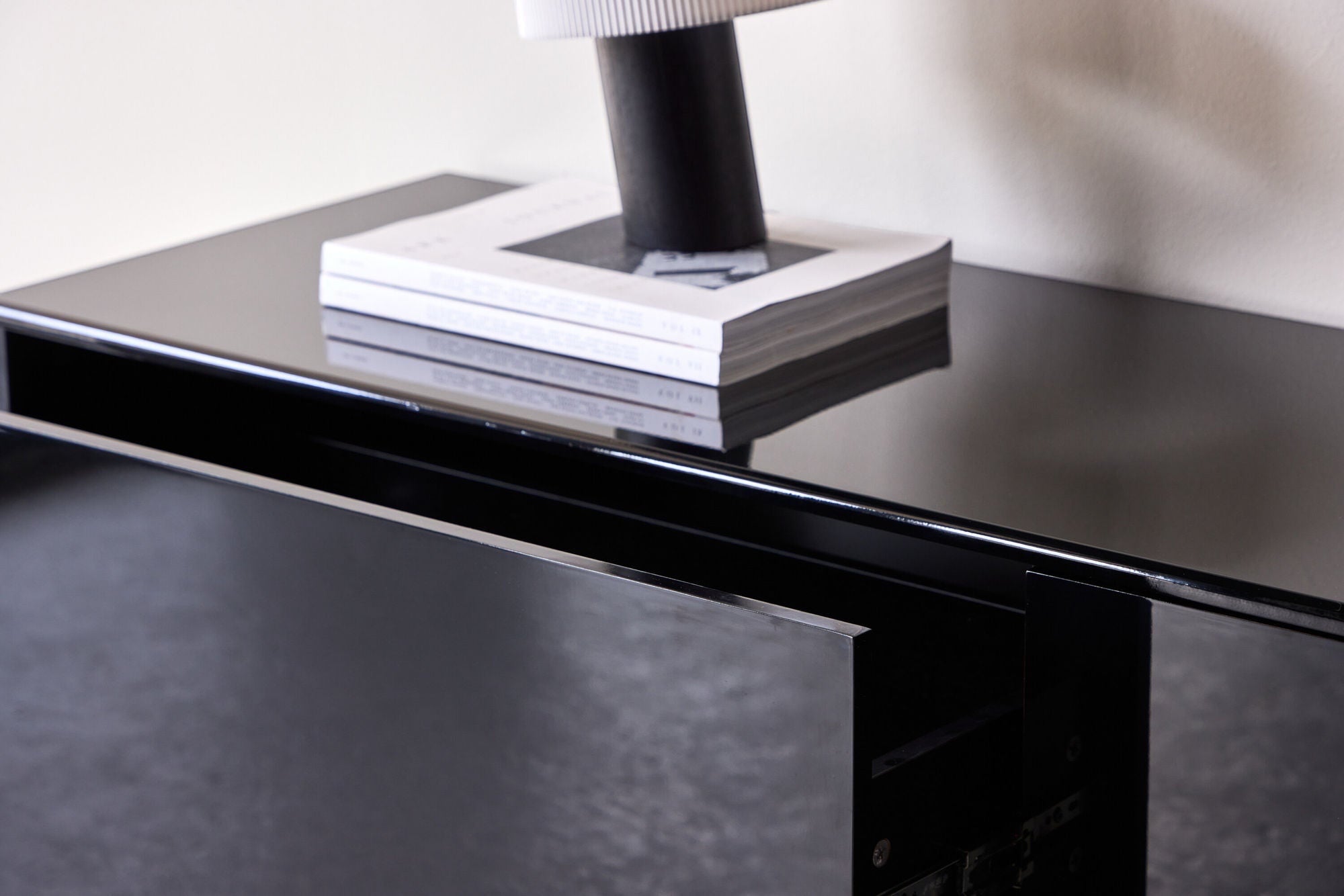 Venture Home Fristad TV Stand 160x45x35 cm - MDF with Black Glossy PU Lacquer Painting