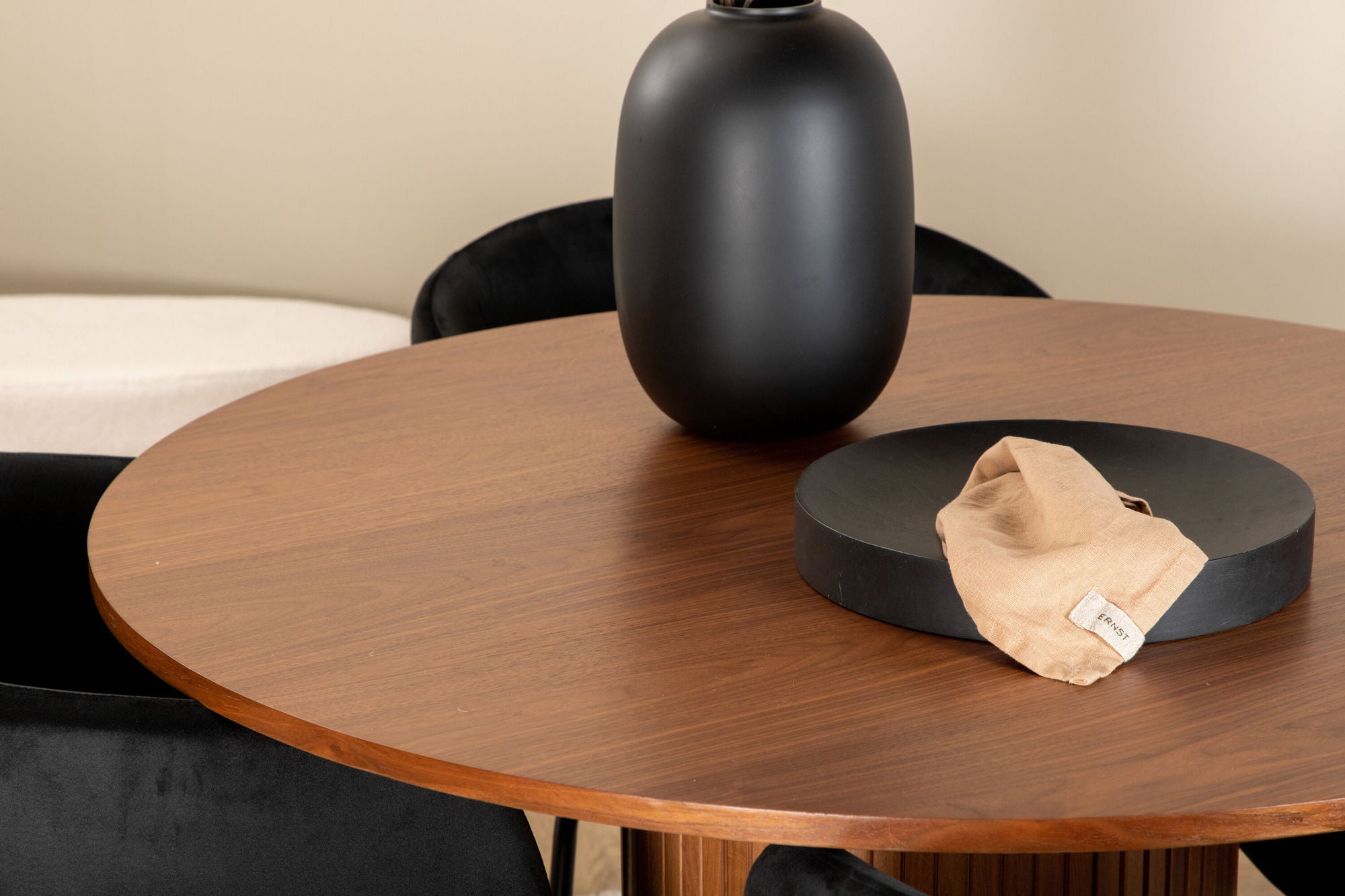 Venture Home Bianca rund spisebord - Walnut / Black Veneer+Berit stol - Black / Black Velvet_4