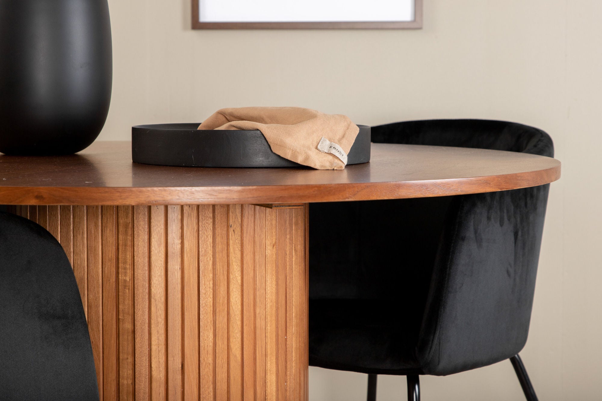 Venture Home Bianca rund spisebord - Walnut / Black Veneer+Berit stol - Black / Black Velvet_4