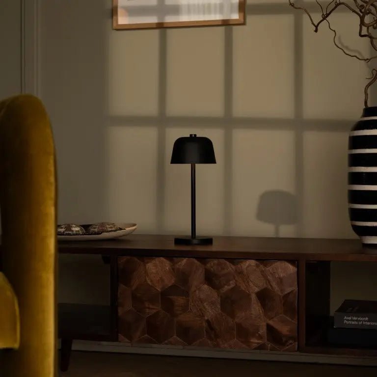 Anton Sort genopladelig bordlampe
