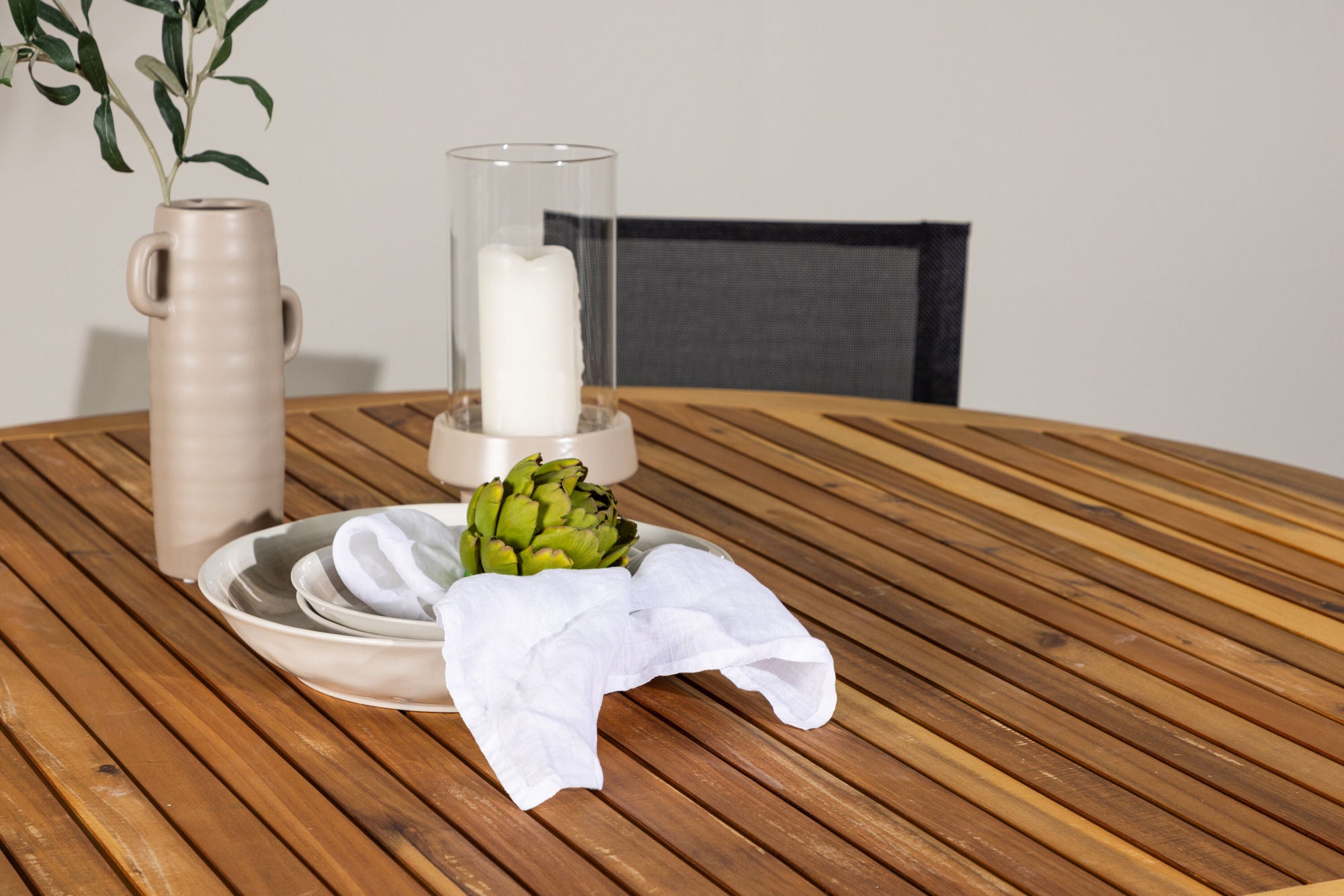 Venture Home Tucumán spisebord - Acacia ø120 +Alina Spisebordsstol - Black Alu / Black Textilene _6