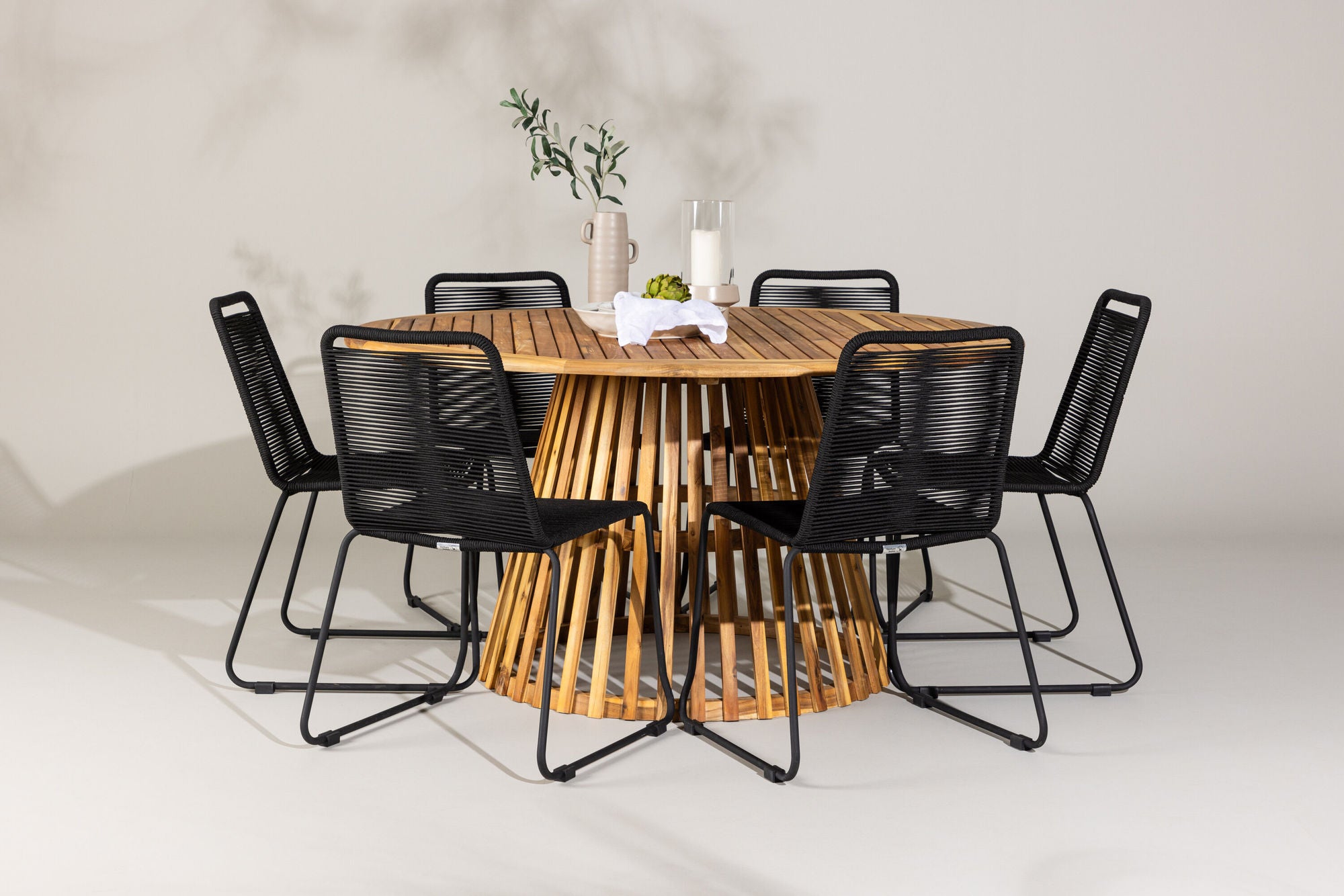 Venture Home Tucumán spisebord - Acacia ø120 +Lindos Stacking stol - Black Alu / Black Rope _6
