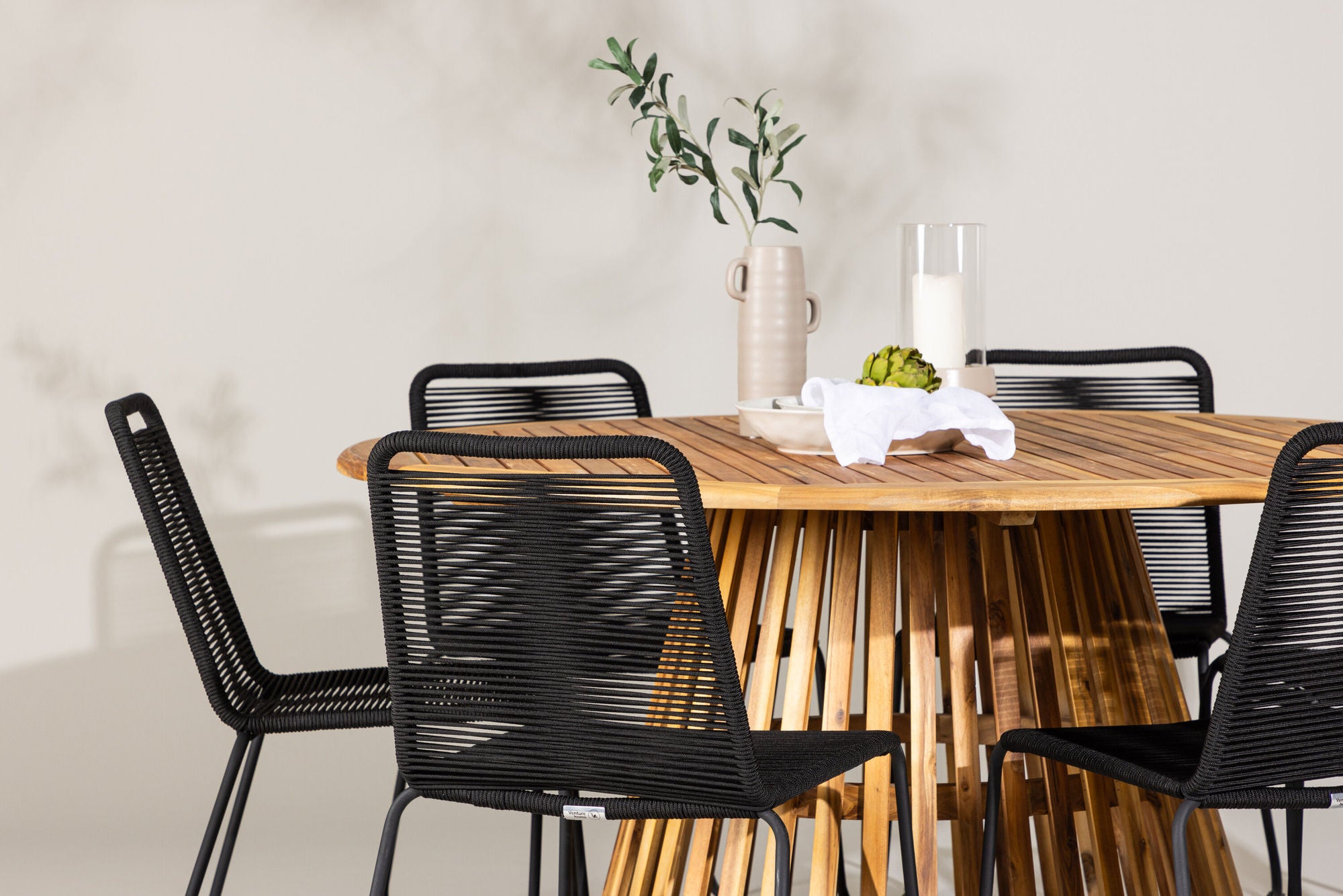 Venture Home Tucumán spisebord - Acacia ø120 +Lindos Stacking stol - Black Alu / Black Rope _6