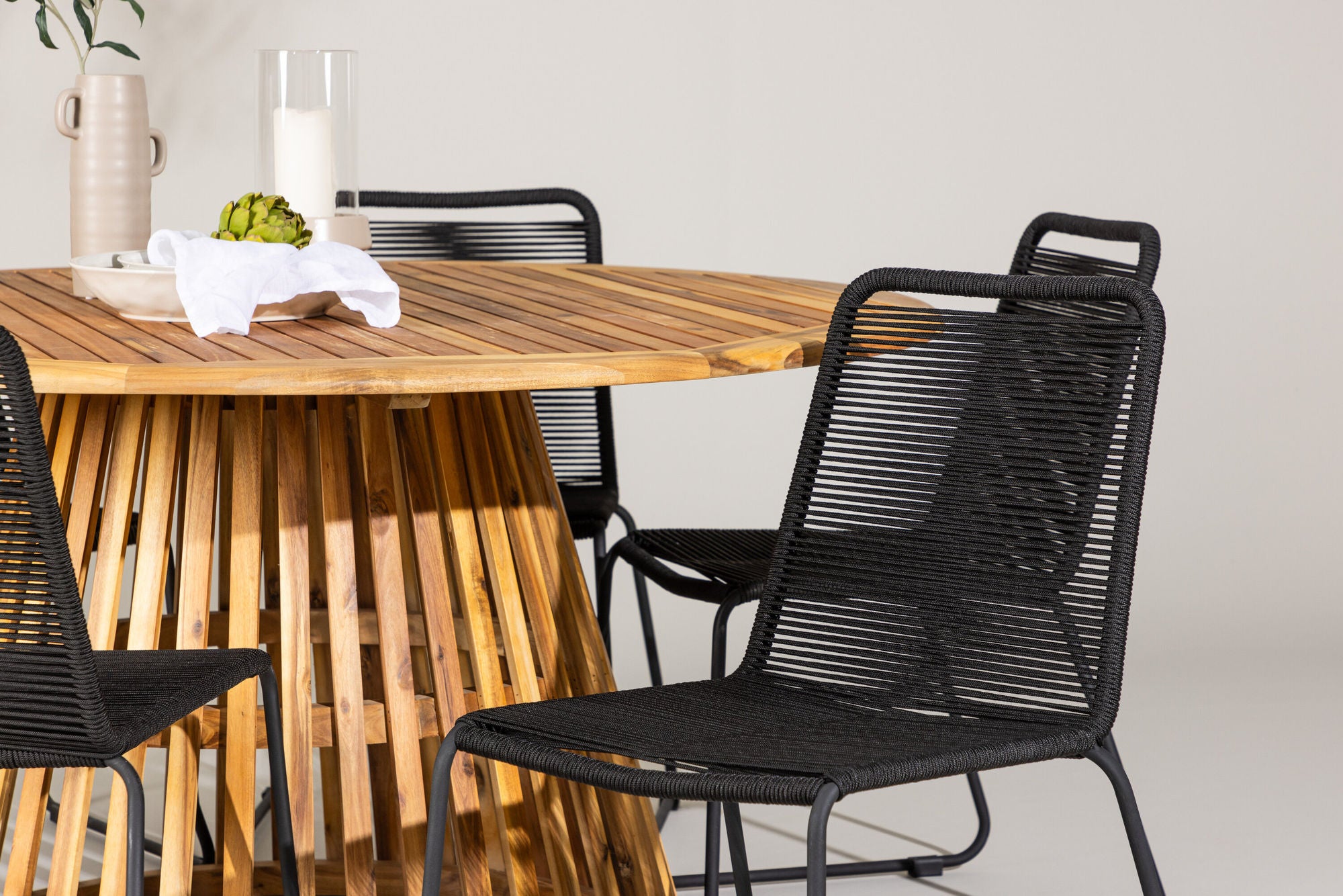 Venture Home Tucumán spisebord - Acacia ø120 +Lindos Stacking stol - Black Alu / Black Rope _6