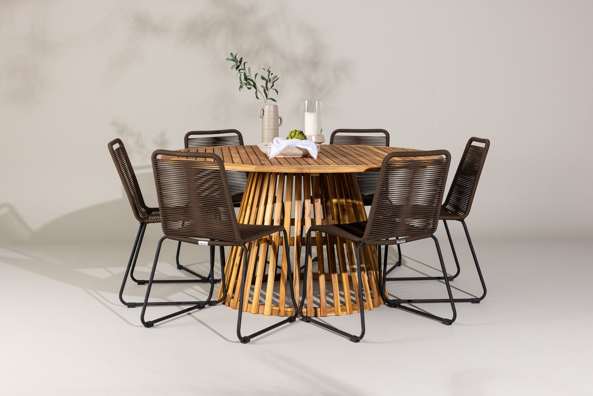 Venture Home Tucumán spisebord - Acacia ø120 +Lindos Diningchair Aluminium - Black / _6
