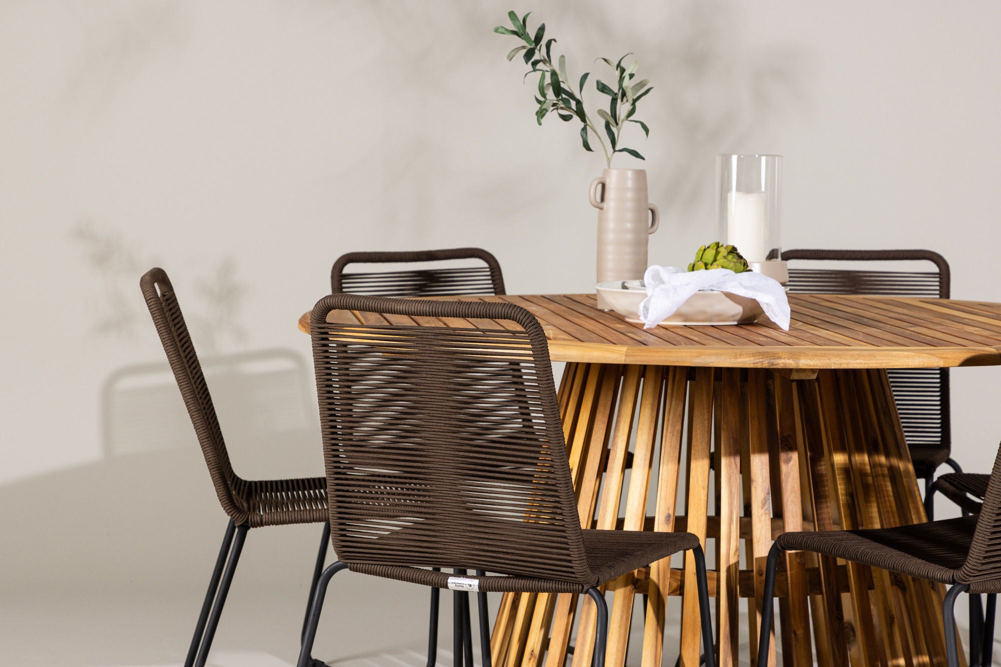 Venture Home Tucumán spisebord - Acacia ø120 +Lindos Diningchair Aluminium - Black / _6