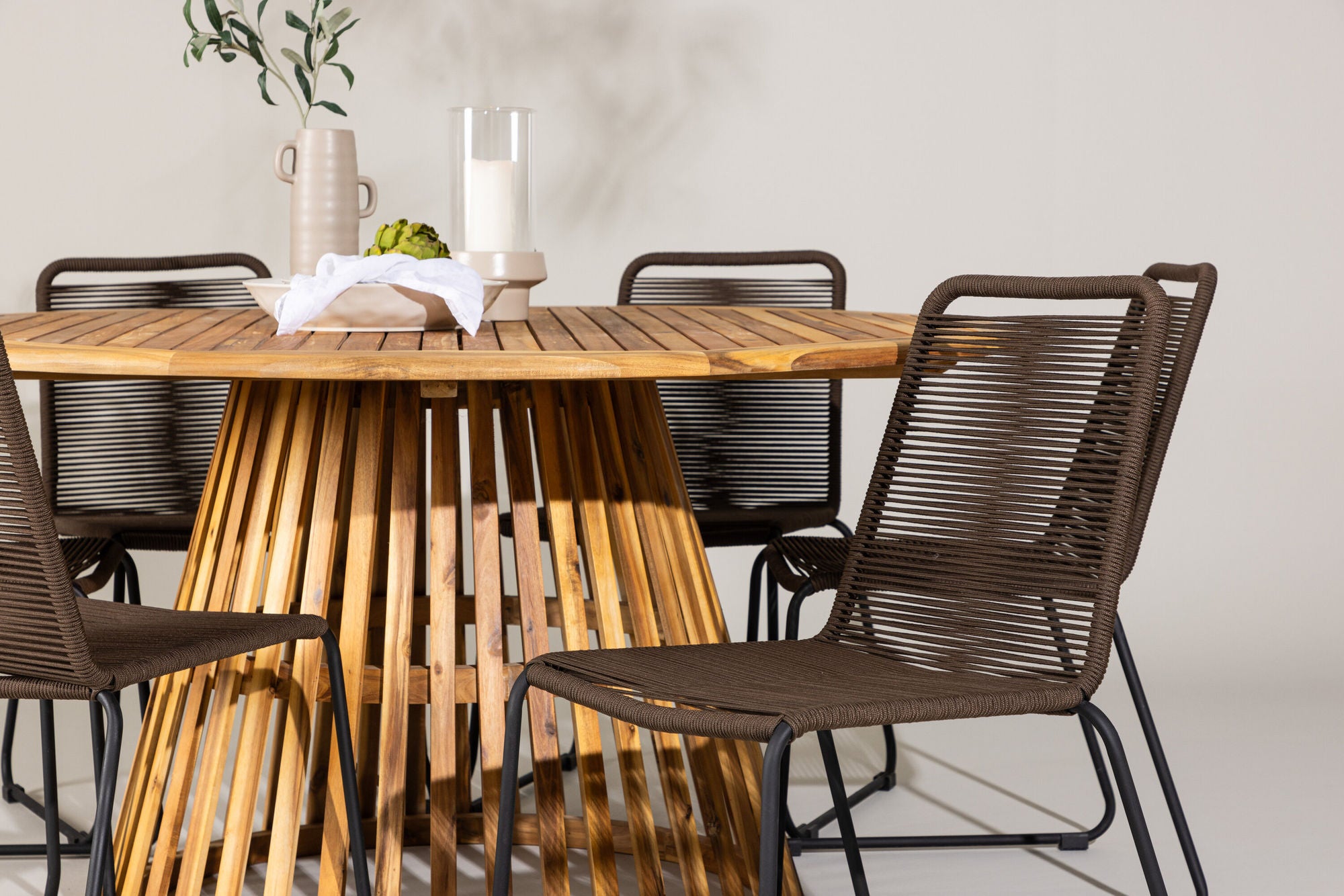 Venture Home Tucumán spisebord - Acacia ø120 +Lindos Diningchair Aluminium - Black / _6
