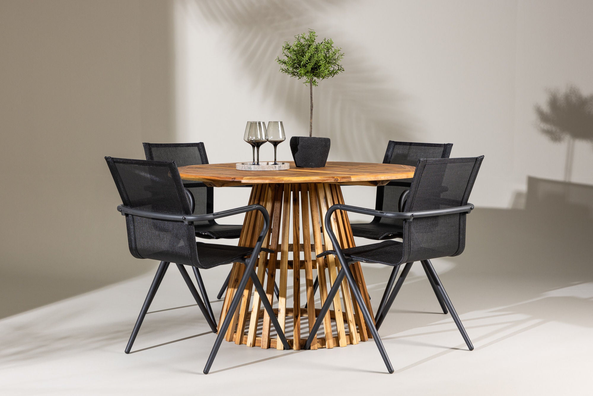 Venture Home Lumpur Diningbord Acacia - Teaklook / rund ø110**75 +Alina Spisebordsstol - Black Alu / Black Textilene _4