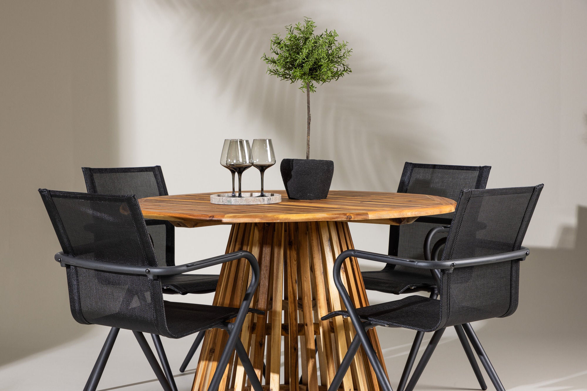 Venture Home Lumpur Diningbord Acacia - Teaklook / rund ø110**75 +Alina Spisebordsstol - Black Alu / Black Textilene _4