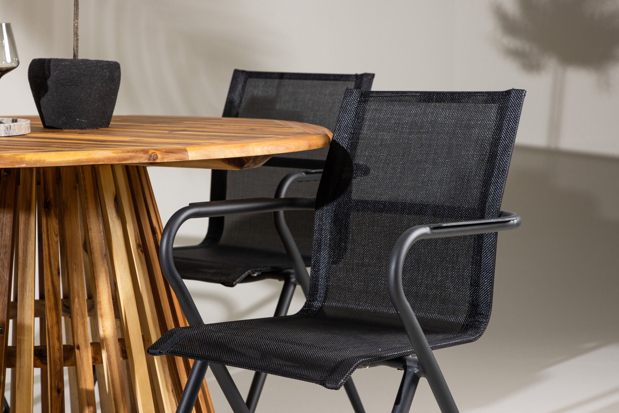 Venture Home Lumpur Diningbord Acacia - Teaklook / rund ø110**75 +Alina Spisebordsstol - Black Alu / Black Textilene _4