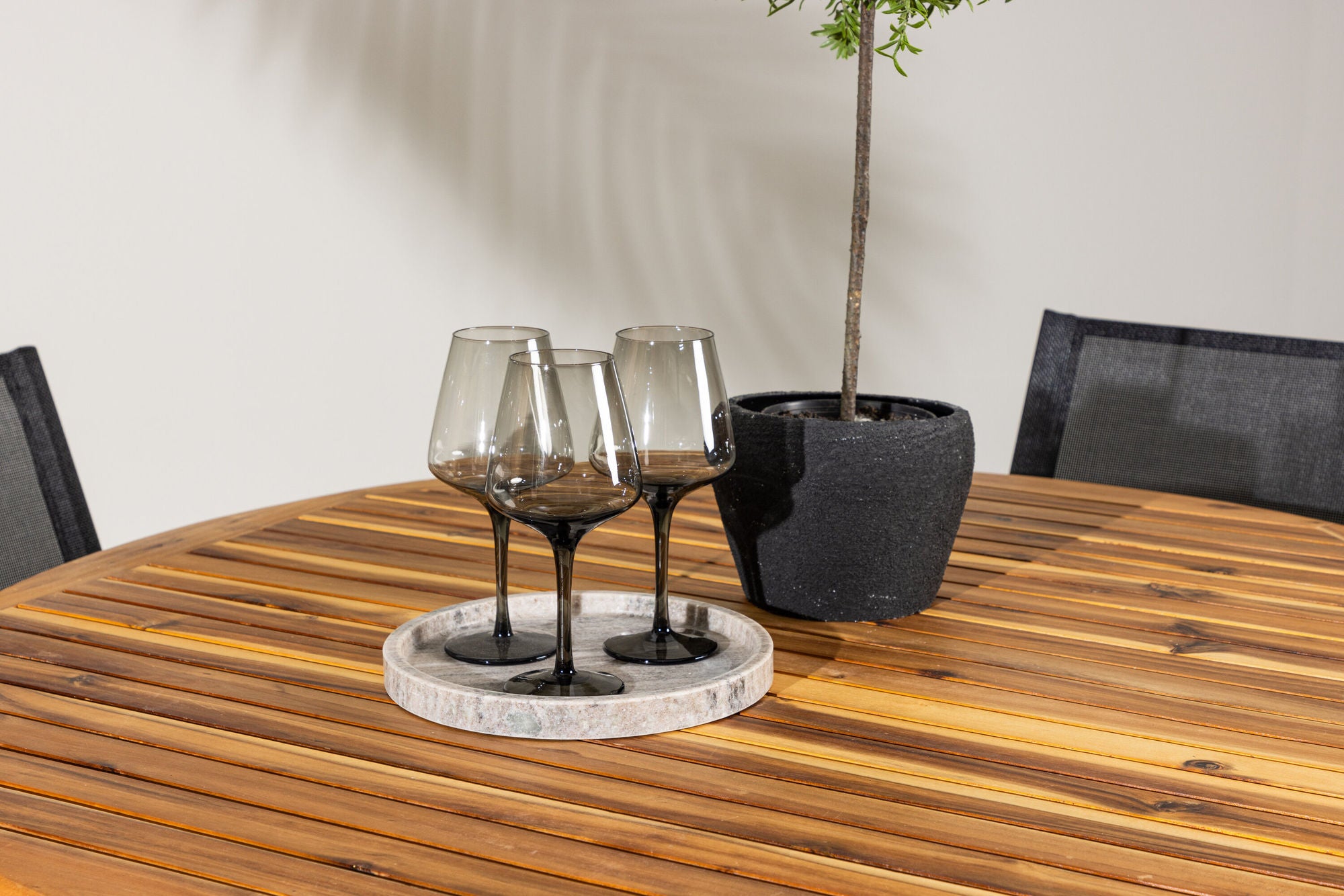 Venture Home Lumpur Diningbord Acacia - Teaklook / rund ø110**75 +Alina Spisebordsstol - Black Alu / Black Textilene _4