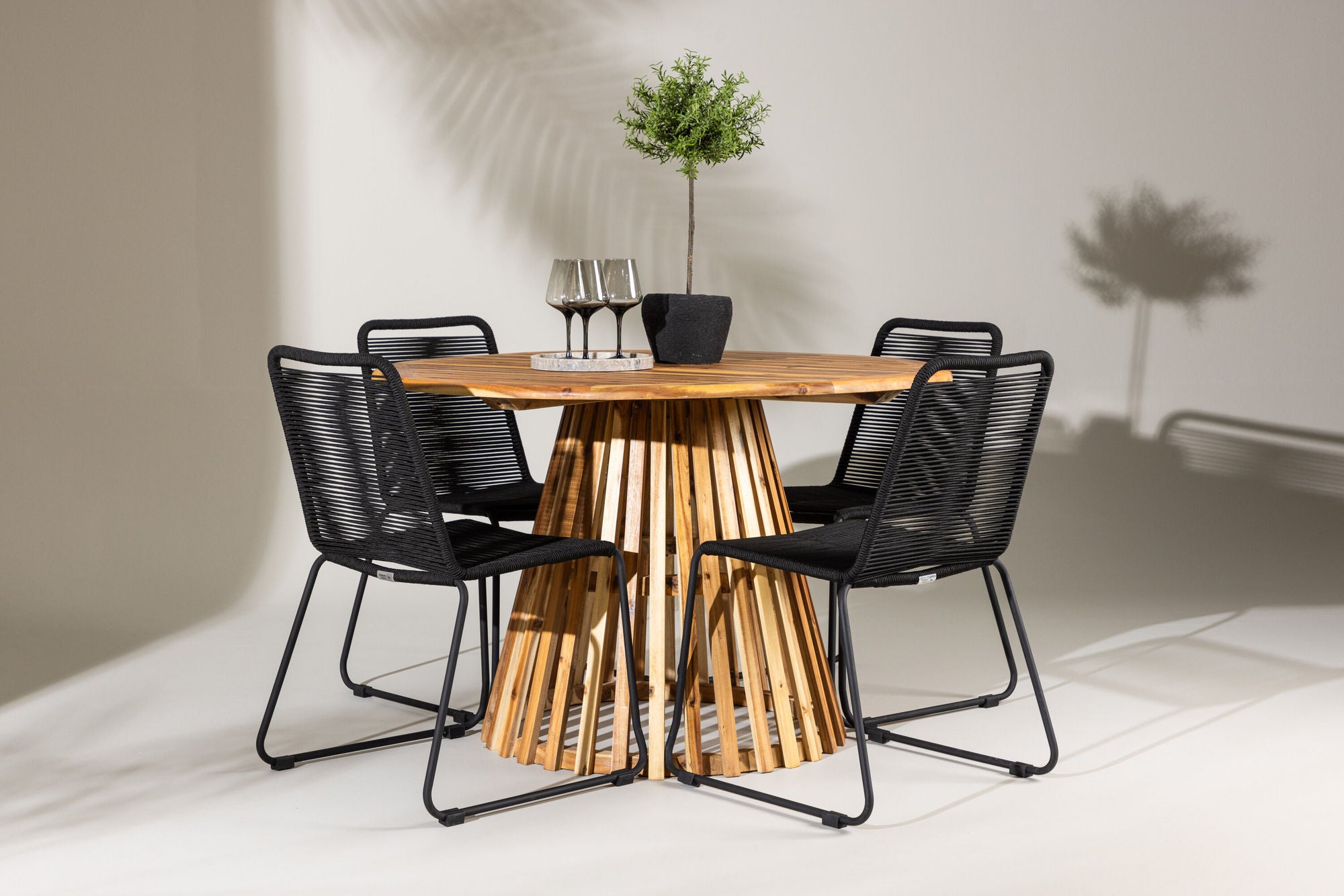 Venture Home Lumpur Diningbord Acacia - Teaklook / rund ø110**75 +Lindos Stacking stol - Black Alu / Black Rope _4