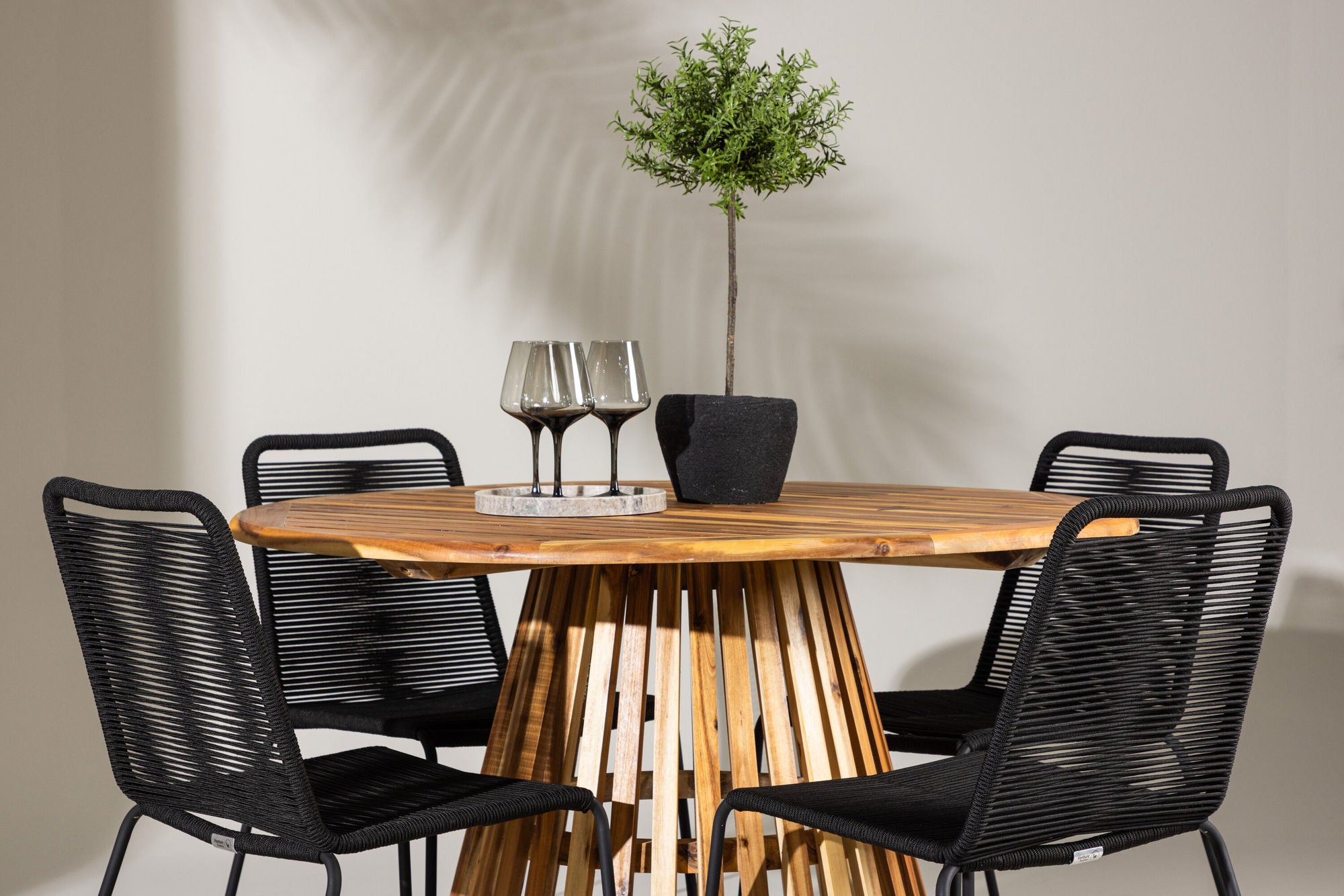 Venture Home Lumpur Diningbord Acacia - Teaklook / rund ø110**75 +Lindos Stacking stol - Black Alu / Black Rope _4