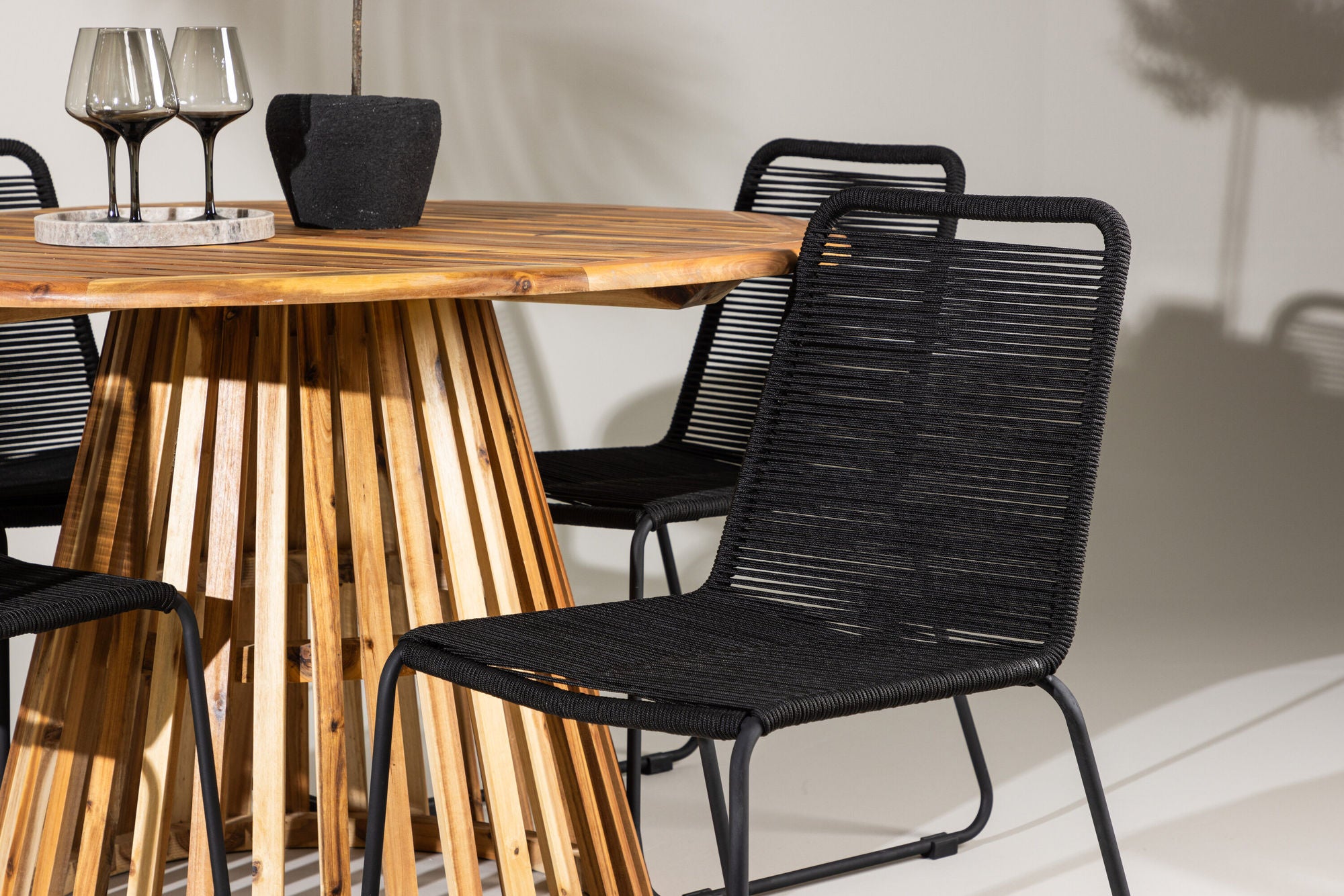 Venture Home Lumpur Diningbord Acacia - Teaklook / rund ø110**75 +Lindos Stacking stol - Black Alu / Black Rope _4