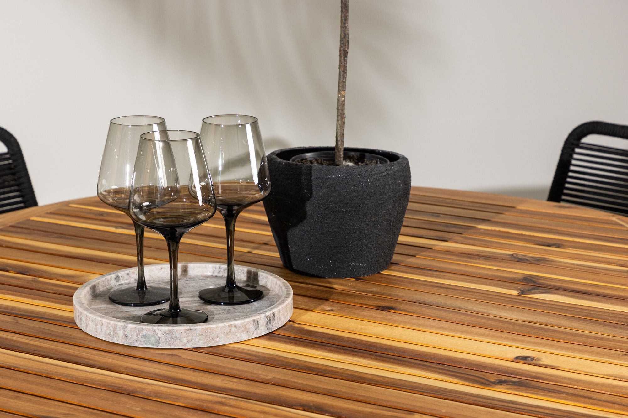 Venture Home Lumpur Diningbord Acacia - Teaklook / rund ø110**75 +Lindos Stacking stol - Black Alu / Black Rope _4