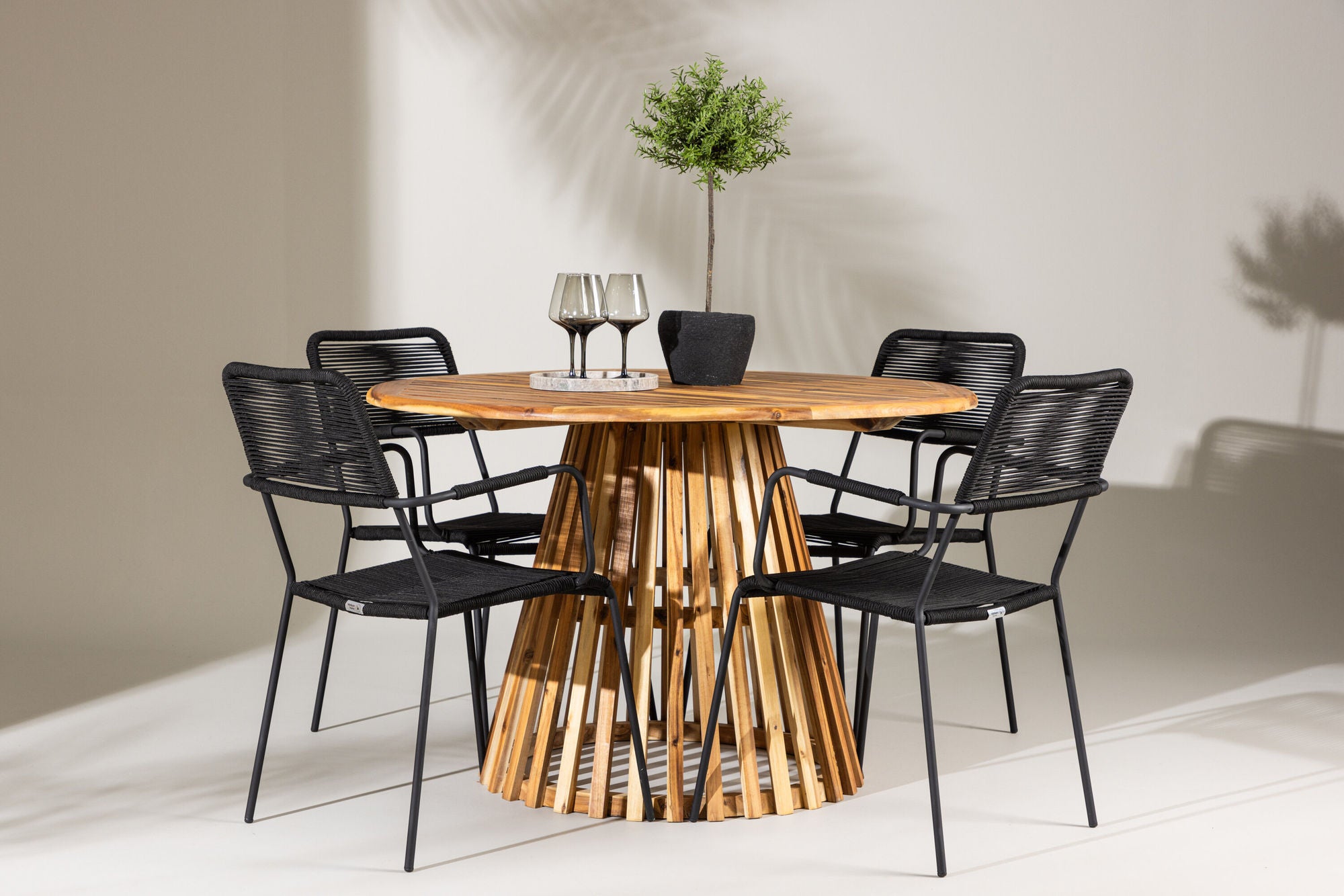 Venture Home Lumpur Diningbord Acacia - Teaklook / rund ø110**75 +Lindos Armchair - Black Alu / Black Rope _4
