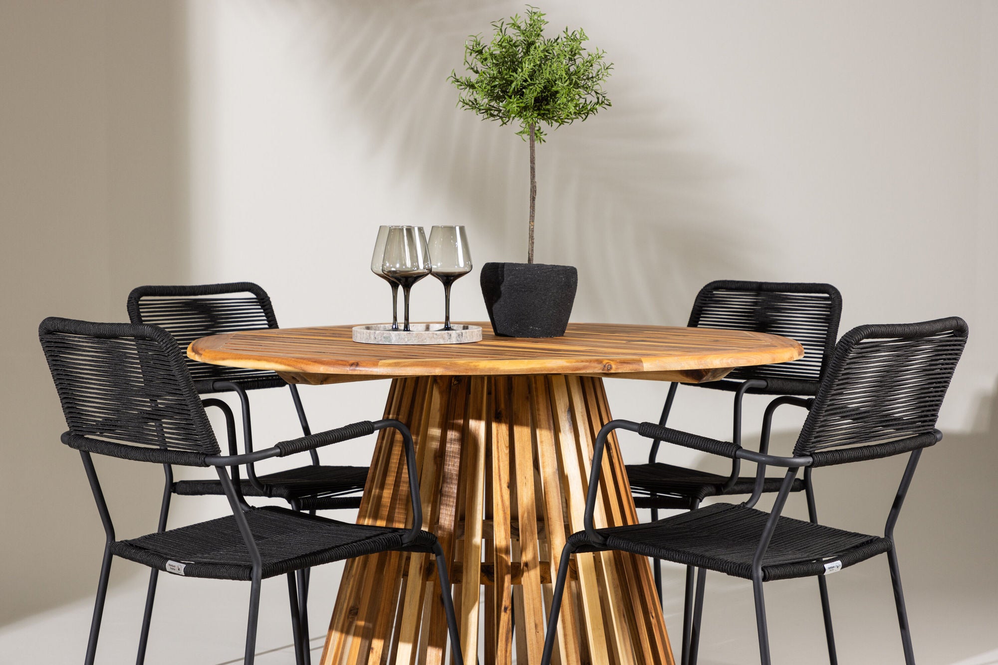 Venture Home Lumpur Diningbord Acacia - Teaklook / rund ø110**75 +Lindos Armchair - Black Alu / Black Rope _4