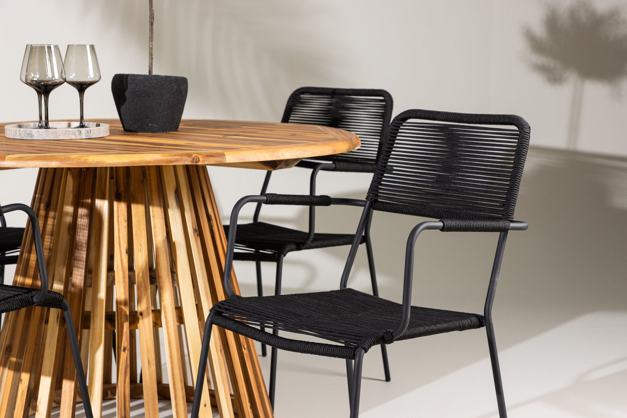 Venture Home Lumpur Diningbord Acacia - Teaklook / rund ø110**75 +Lindos Armchair - Black Alu / Black Rope _4