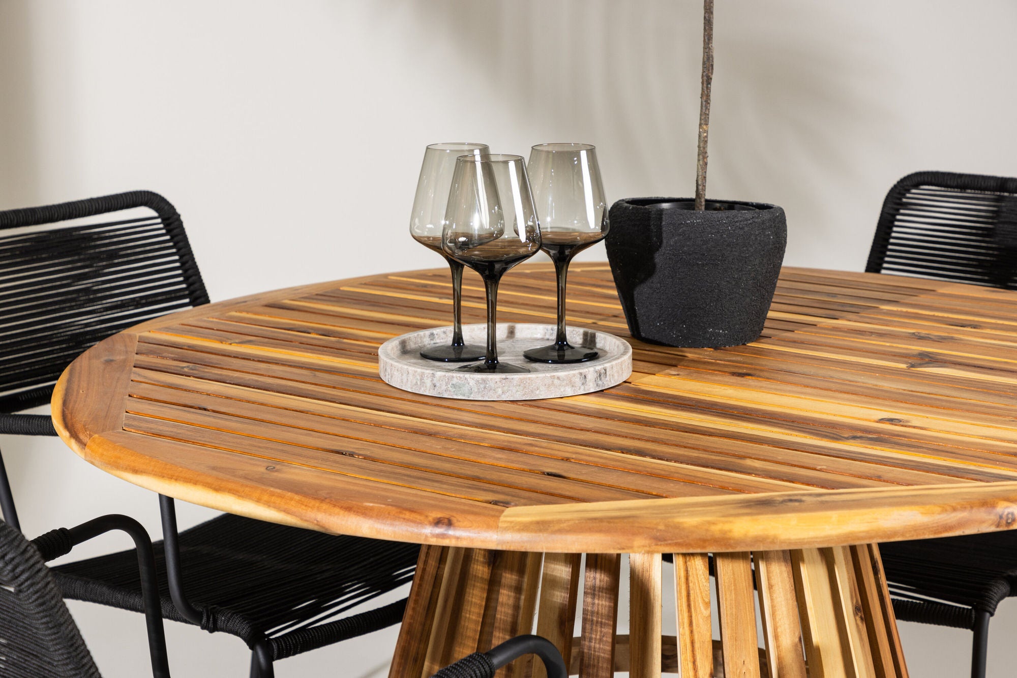 Venture Home Lumpur Diningbord Acacia - Teaklook / rund ø110**75 +Lindos Armchair - Black Alu / Black Rope _4