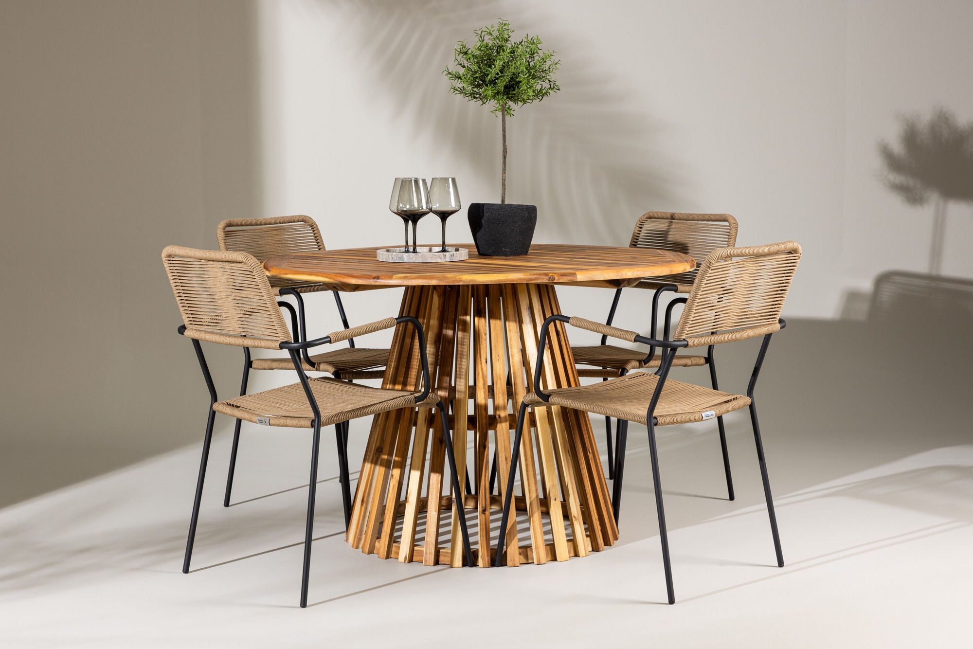 Venture Home Lumpur Diningbord Acacia - Teaklook / rund ø110**75 +Lindos - Armchair - Black Alu / Latte Rope _4