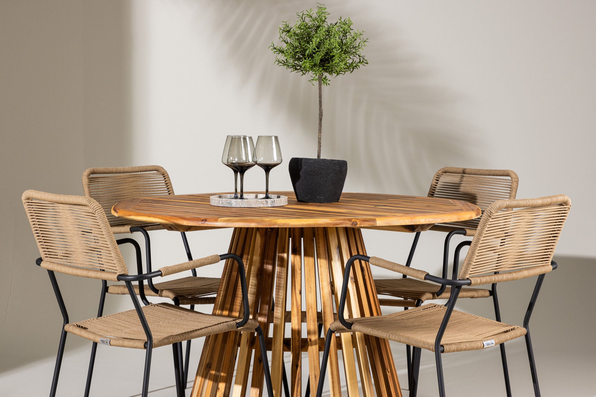 Venture Home Lumpur Diningbord Acacia - Teaklook / rund ø110**75 +Lindos - Armchair - Black Alu / Latte Rope _4