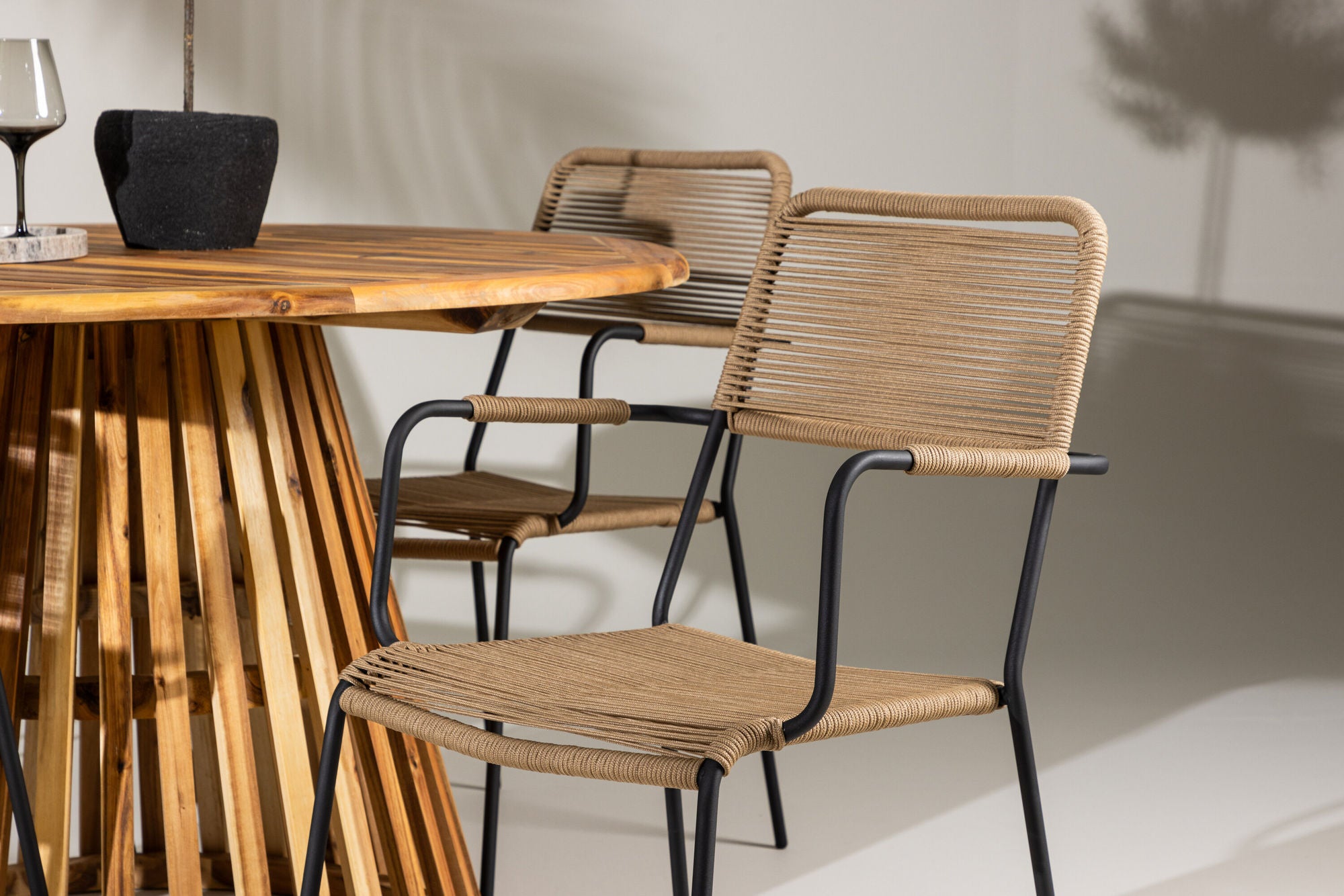 Venture Home Lumpur Diningbord Acacia - Teaklook / rund ø110**75 +Lindos - Armchair - Black Alu / Latte Rope _4