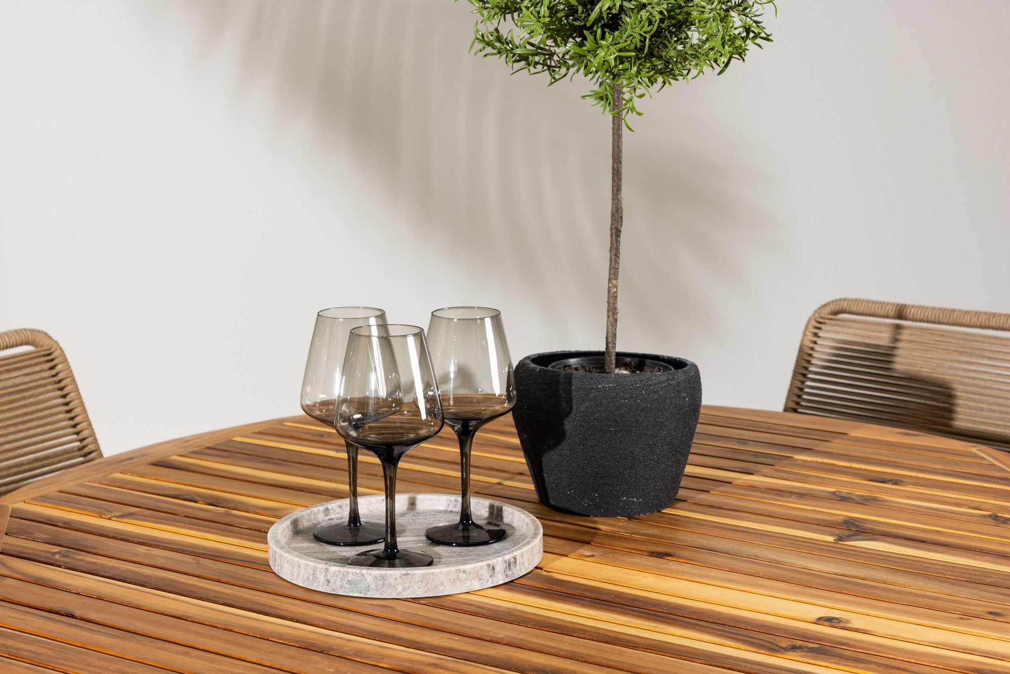 Venture Home Lumpur Diningbord Acacia - Teaklook / rund ø110**75 +Lindos - Armchair - Black Alu / Latte Rope _4