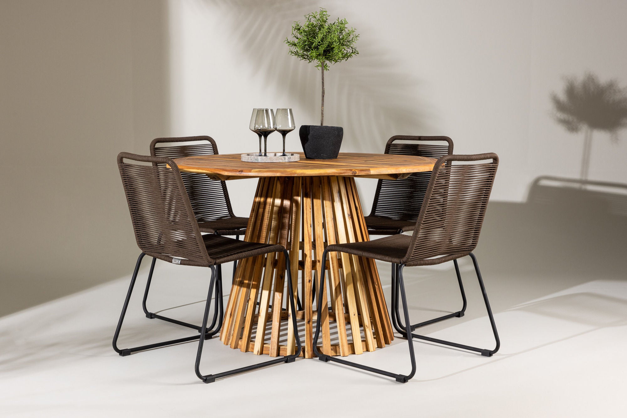 Venture Home Lumpur Diningbord Acacia - Teaklook / rund ø110**75 +Lindos Diningchair Aluminium - Black / _4