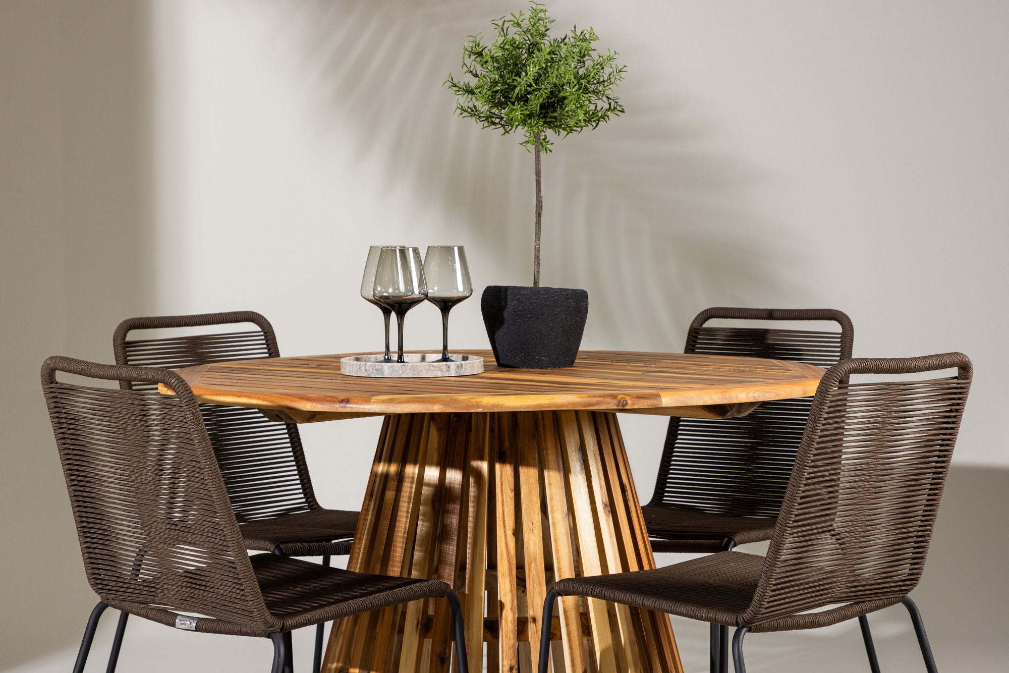 Venture Home Lumpur Diningbord Acacia - Teaklook / rund ø110**75 +Lindos Diningchair Aluminium - Black / _4