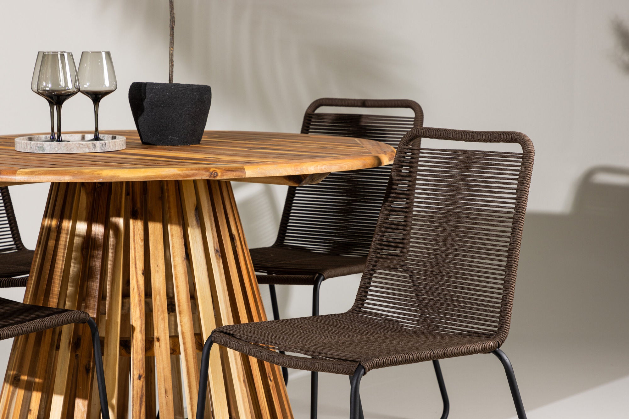 Venture Home Lumpur Diningbord Acacia - Teaklook / rund ø110**75 +Lindos Diningchair Aluminium - Black / _4