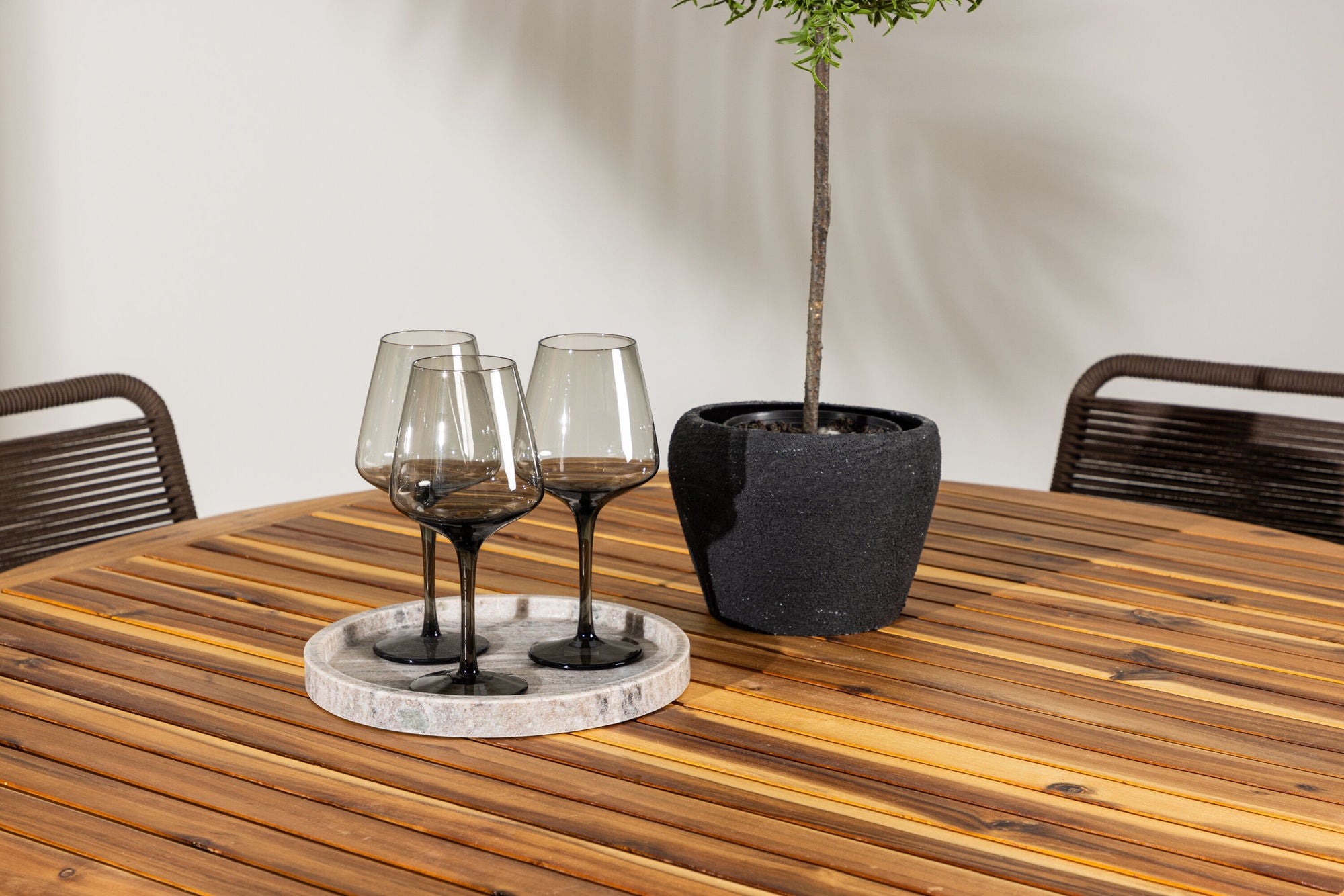 Venture Home Lumpur Diningbord Acacia - Teaklook / rund ø110**75 +Lindos Diningchair Aluminium - Black / _4
