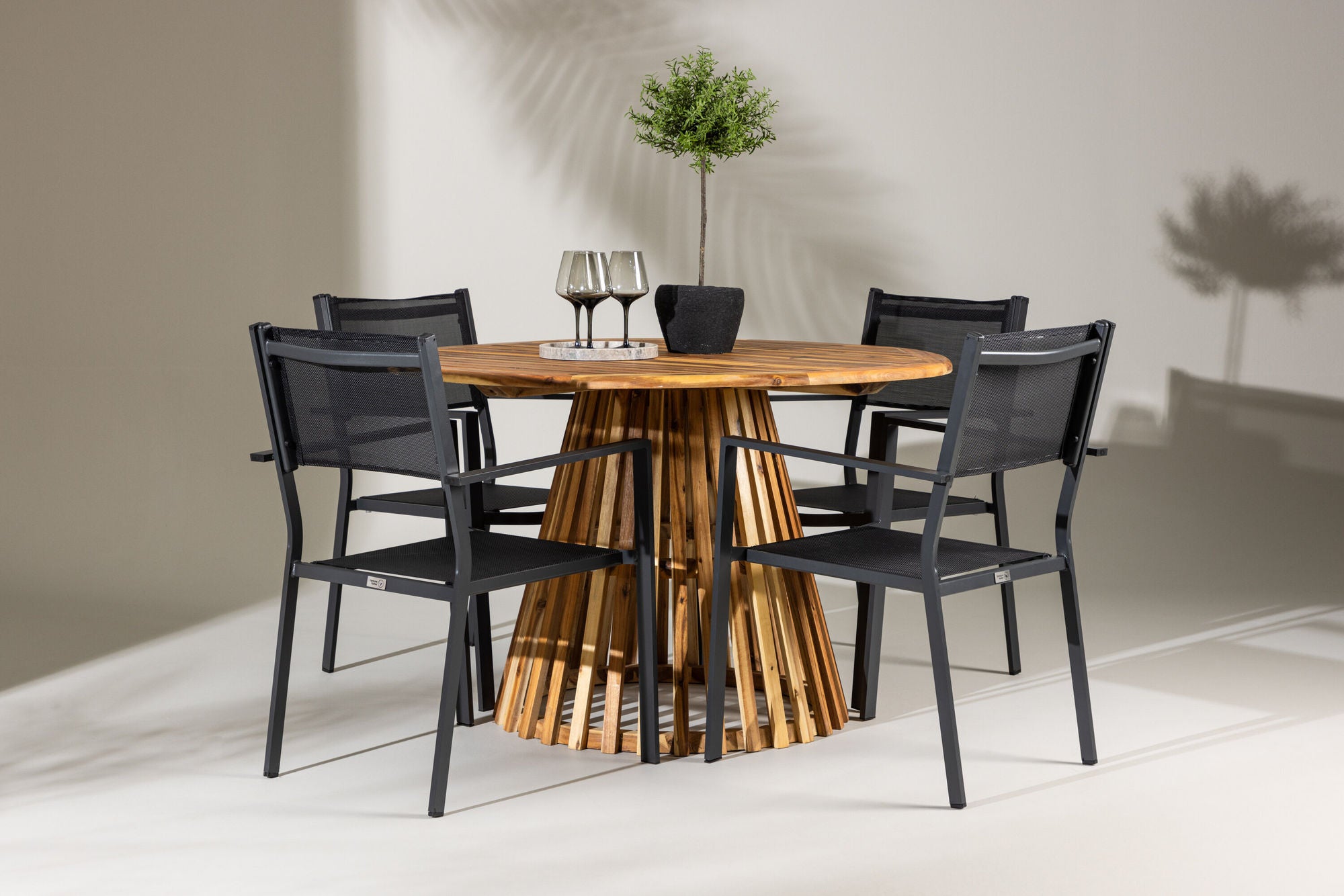 Venture Home Lumpur Diningbord Acacia - Teaklook / rund ø110**75 +Copacabana Stacking stol - Black/Black - Ersätter 4131-408 _4