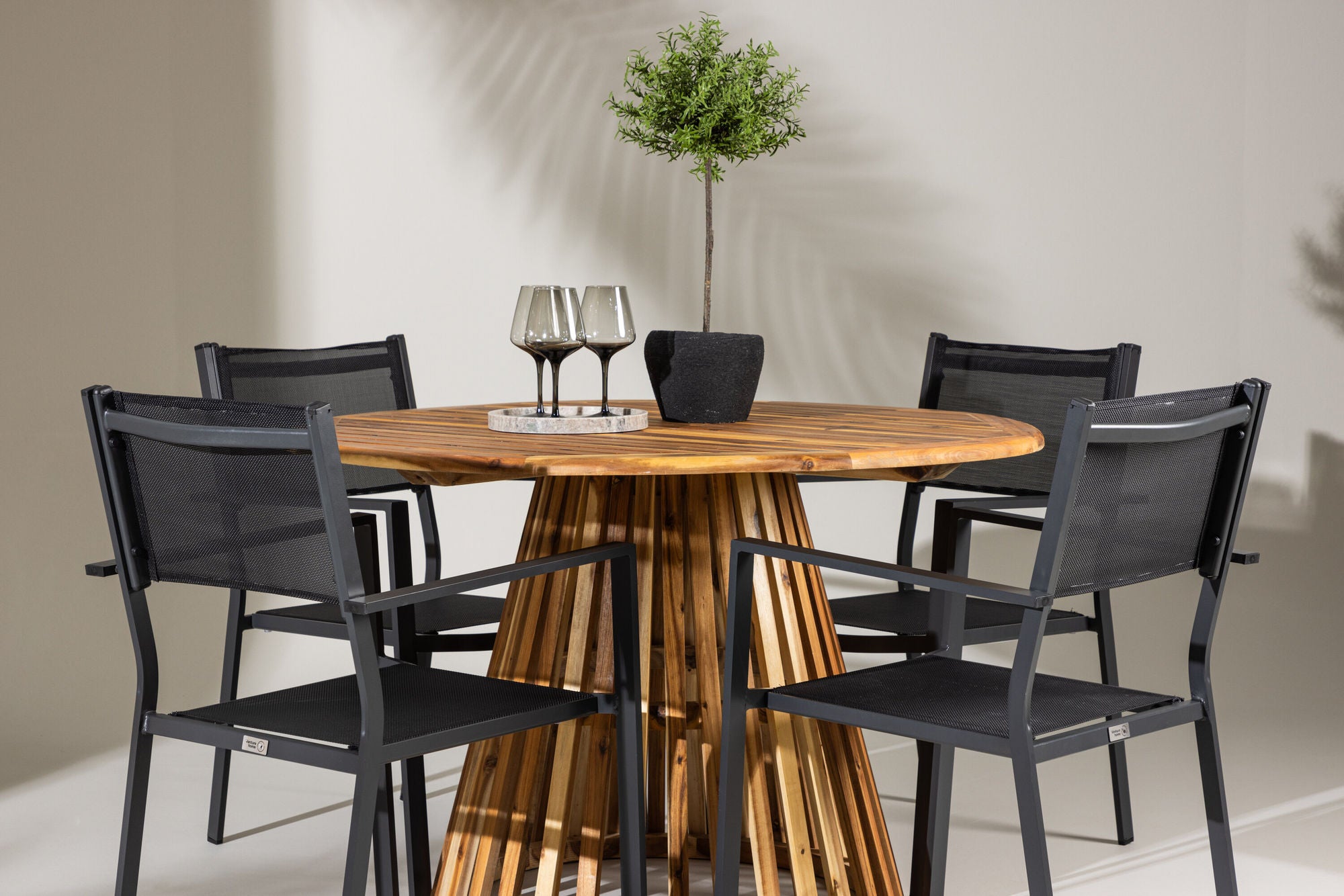 Venture Home Lumpur Diningbord Acacia - Teaklook / rund ø110**75 +Copacabana Stacking stol - Black/Black - Ersätter 4131-408 _4
