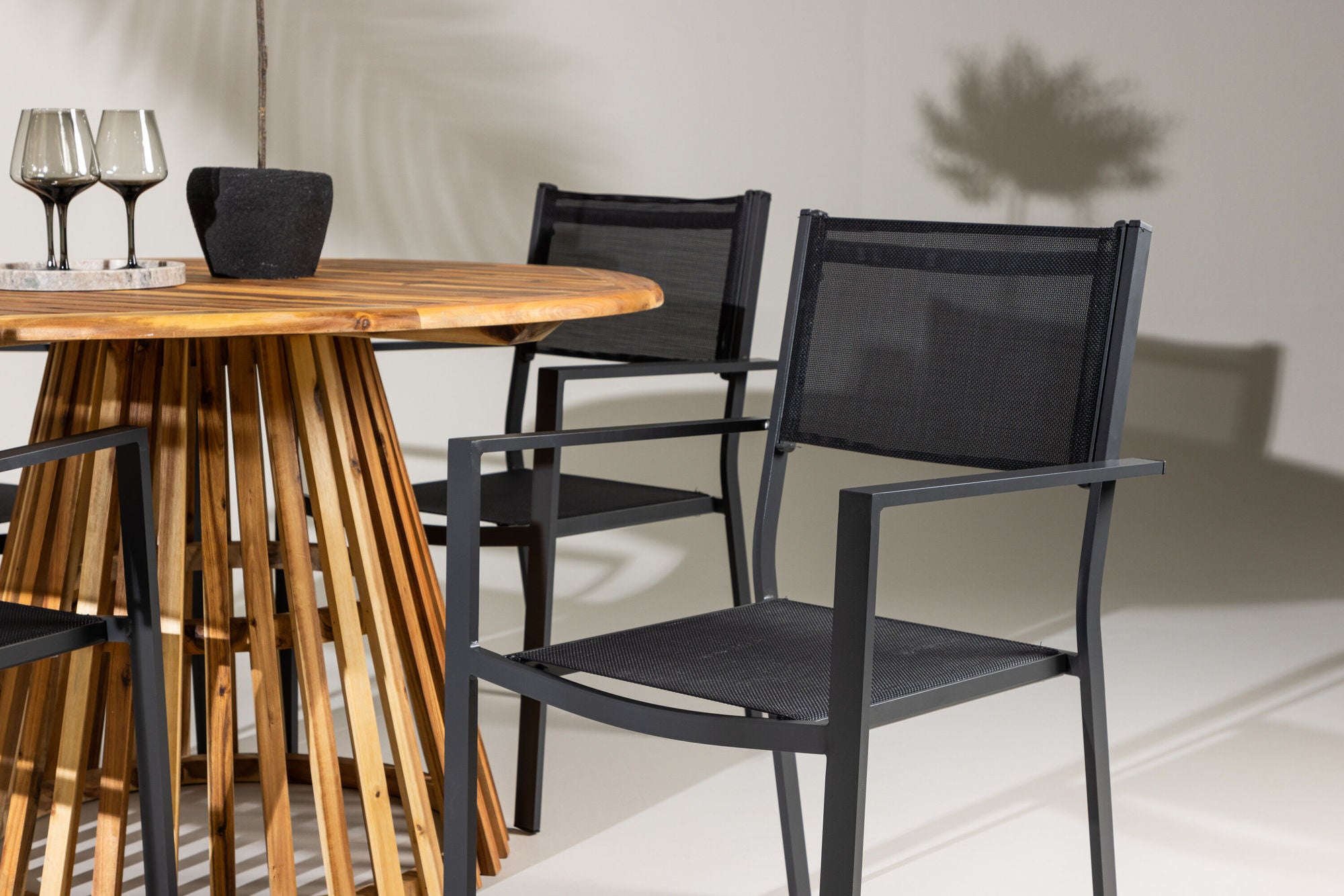 Venture Home Lumpur Diningbord Acacia - Teaklook / rund ø110**75 +Copacabana Stacking stol - Black/Black - Ersätter 4131-408 _4