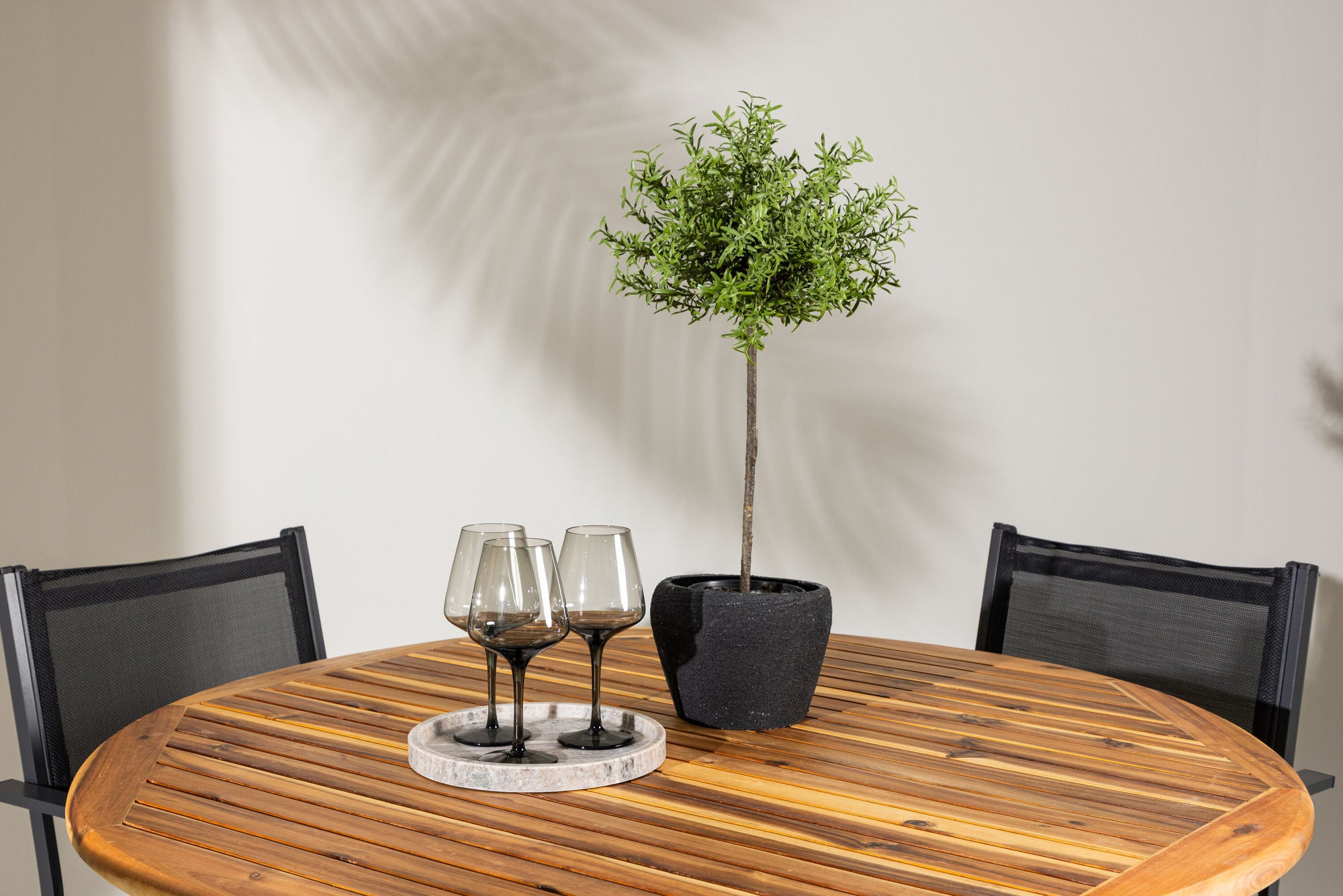 Venture Home Lumpur Diningbord Acacia - Teaklook / rund ø110**75 +Copacabana Stacking stol - Black/Black - Ersätter 4131-408 _4