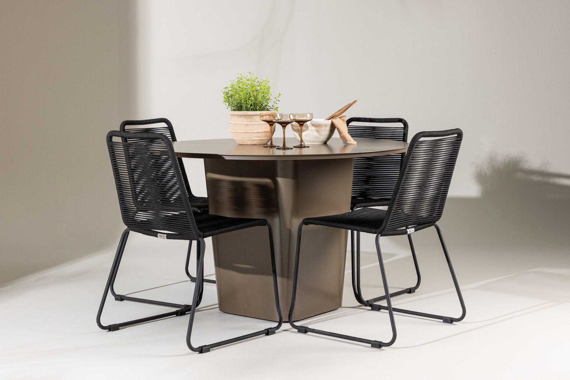 Venture Home Santa Fe spisebord ø120 - Roasty +Lindos Stacking stol - Black Alu / Black Rope _4
