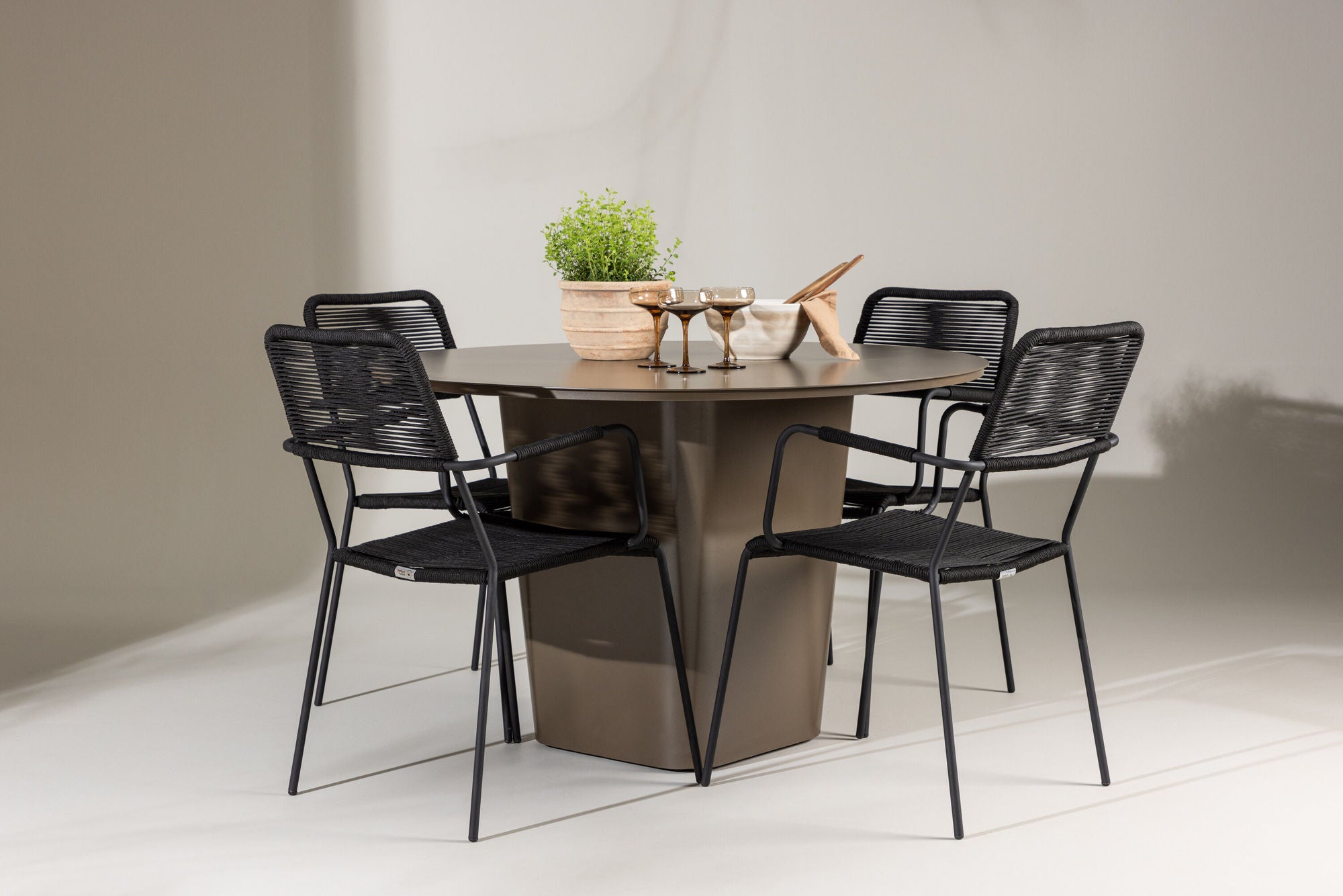 Venture Home Santa Fe spisebord ø120 - Roasty +Lindos Armchair - Black Alu / Black Rope _4