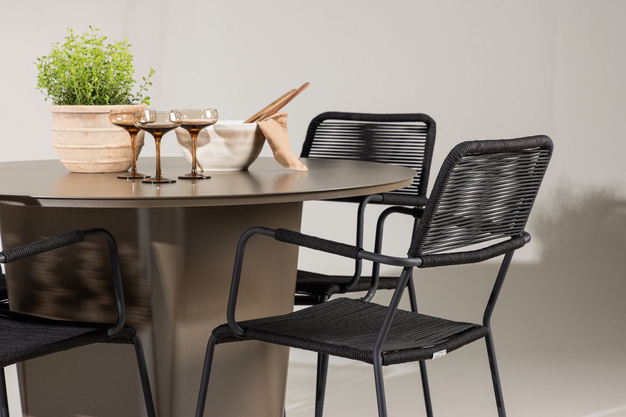 Venture Home Santa Fe spisebord ø120 - Roasty +Lindos Armchair - Black Alu / Black Rope _4