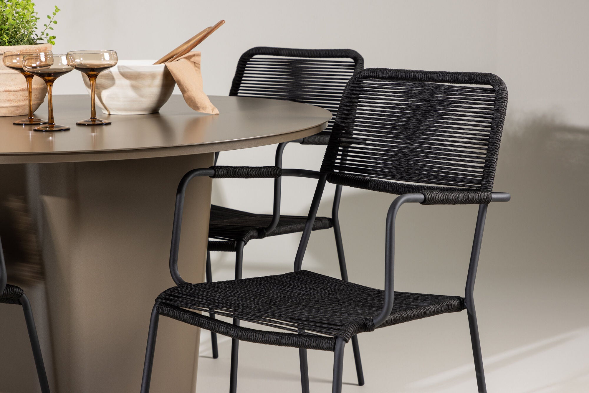 Venture Home Santa Fe spisebord ø120 - Roasty +Lindos Armchair - Black Alu / Black Rope _4