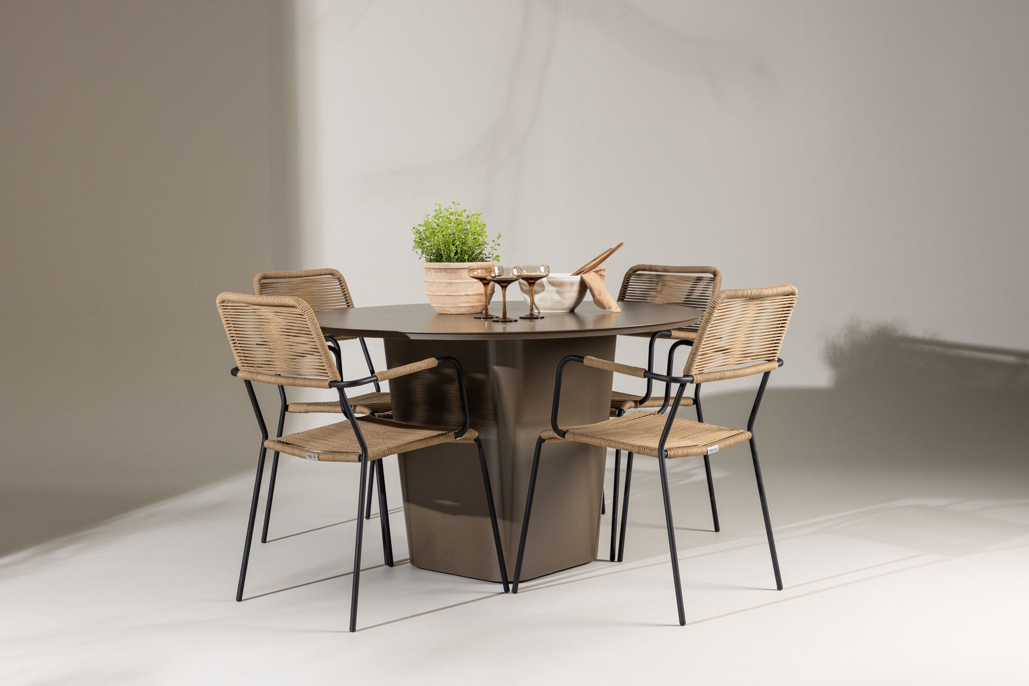 Venture Home Santa Fe spisebord ø120 - Roasty +Lindos - Armchair - Black Alu / Latte Rope _4