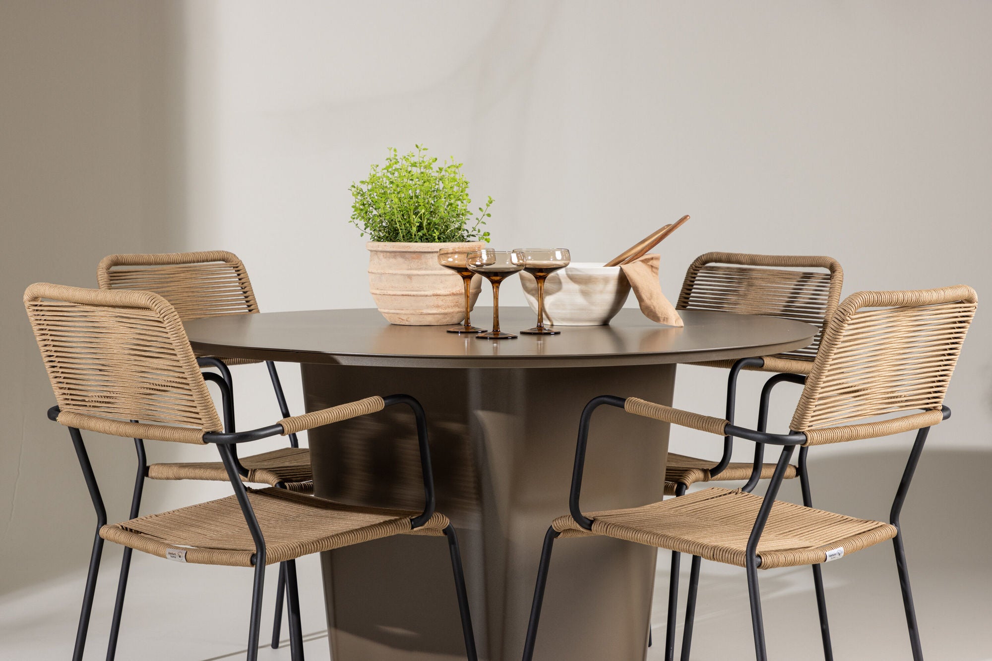 Venture Home Santa Fe spisebord ø120 - Roasty +Lindos - Armchair - Black Alu / Latte Rope _4