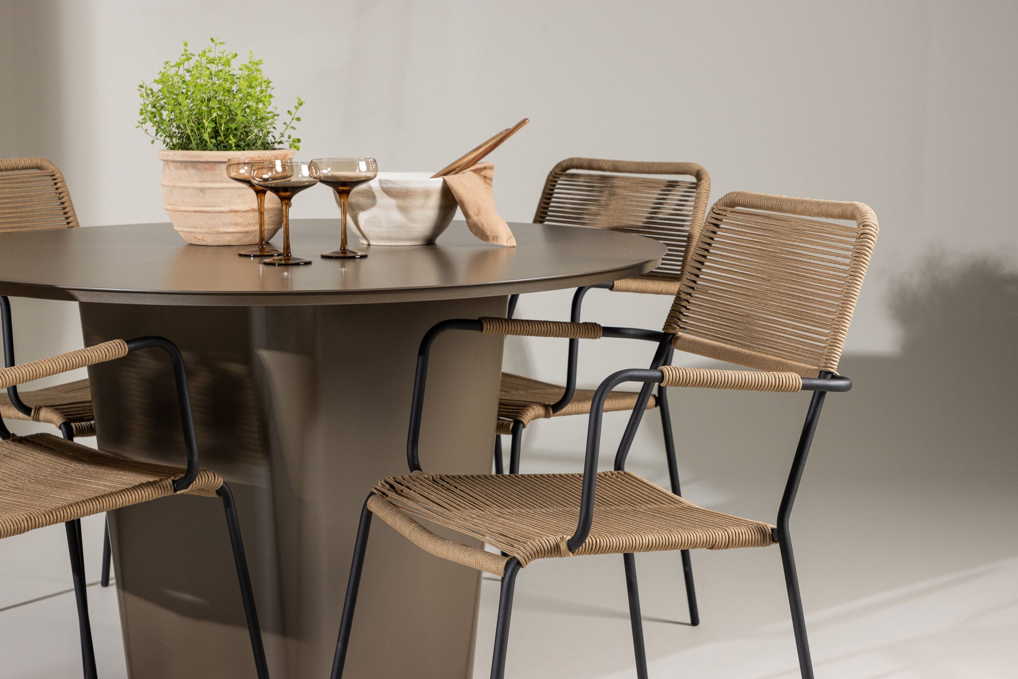 Venture Home Santa Fe spisebord ø120 - Roasty +Lindos - Armchair - Black Alu / Latte Rope _4