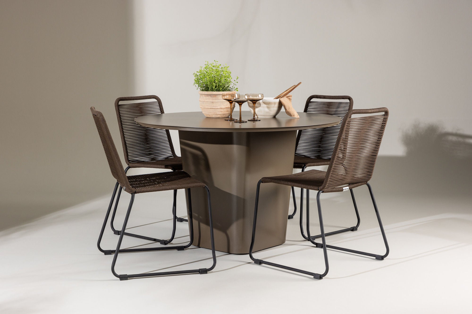 Venture Home Santa Fe spisebord ø120 - Roasty +Lindos Diningchair Aluminium - Black / _4
