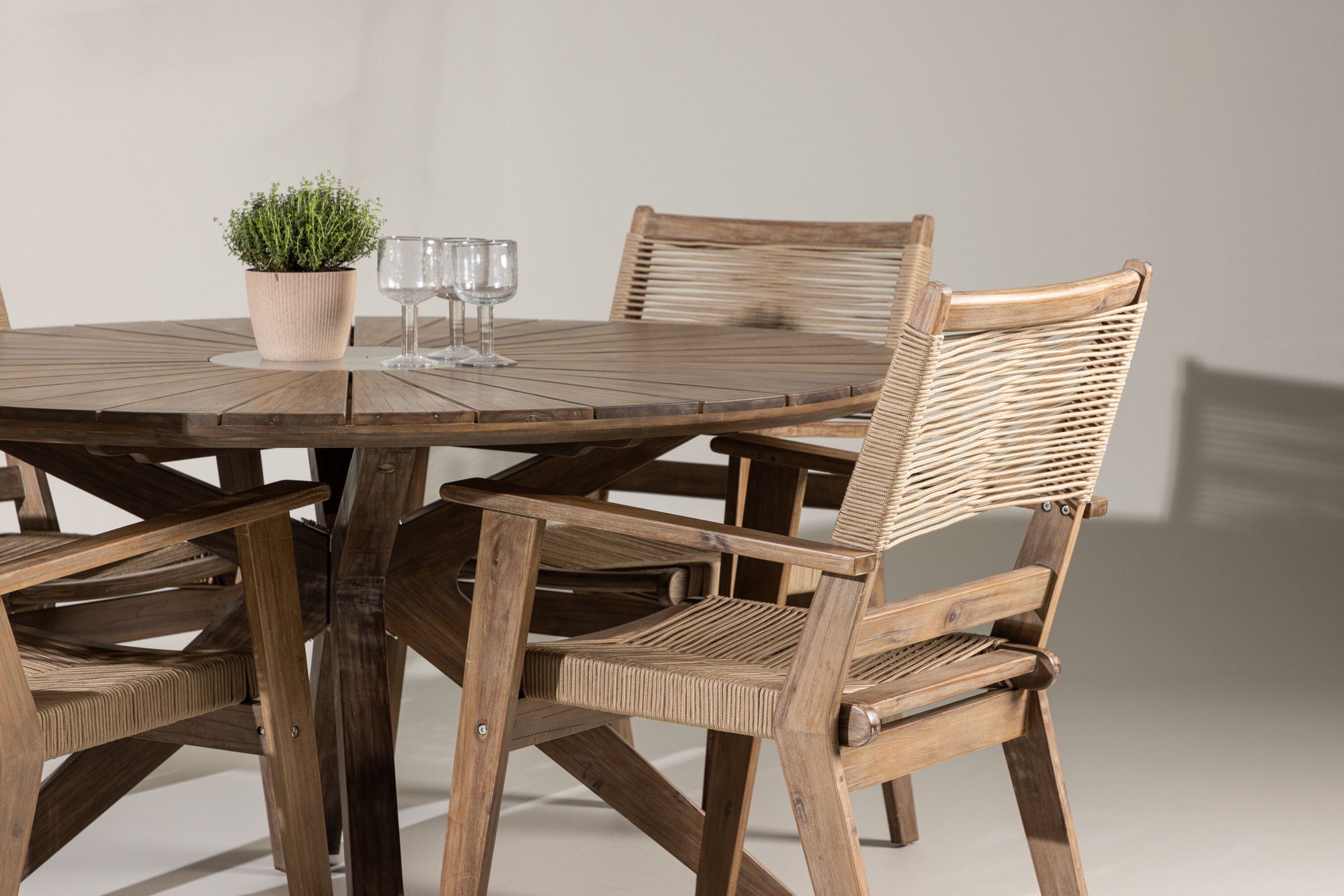 Venture Home Rosario spisebord- Teak Ø140 +Peter Diningchair Acacia - Dark brown / Beige _4