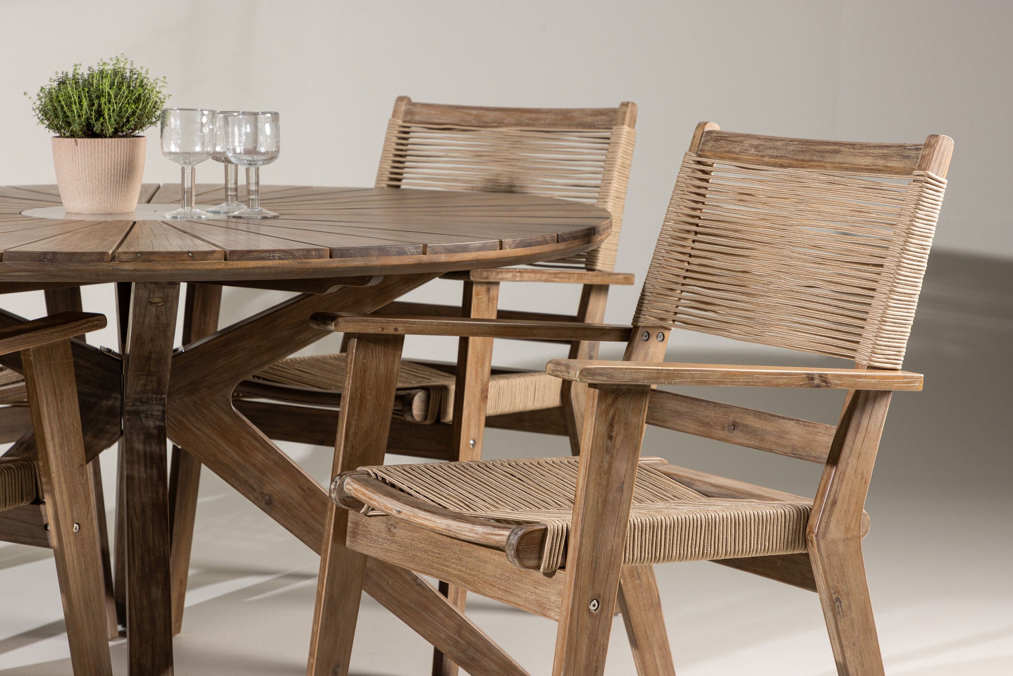 Venture Home Rosario spisebord- Teak Ø140 +Peter Diningchair Acacia - Dark brown / Beige _4
