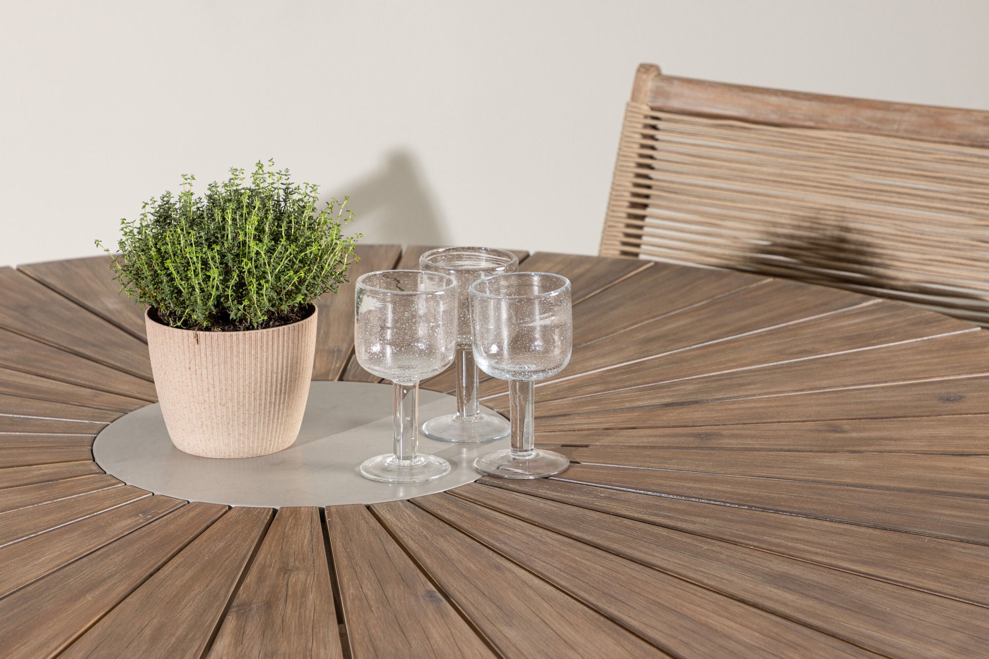 Venture Home Rosario spisebord- Teak Ø140 +Peter Diningchair Acacia - Dark brown / Beige _4