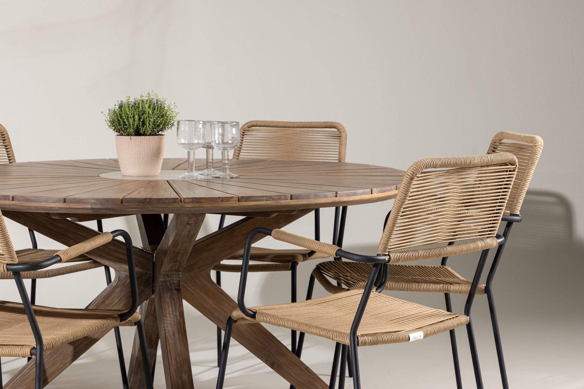 Venture Home Rosario spisebord- Teak Ø140 +Lindos - Armchair - Black Alu / Latte Rope _6